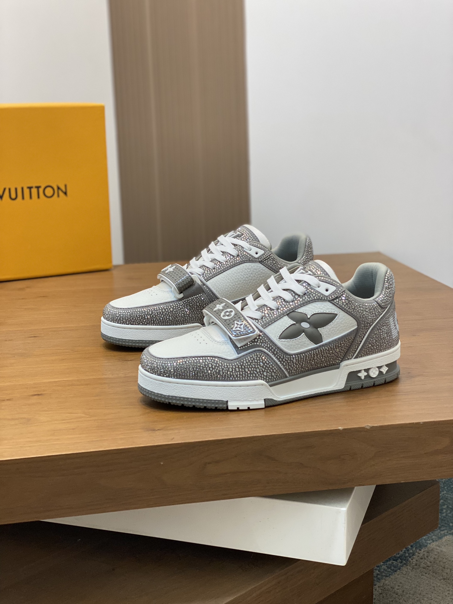 图片[3]-P1060 2024FW•LV TRAINER 烫钻满天星💎复古运动鞋！Louis Vuitton莞产️正品货！原版进口顶级反绒牛皮•烫印进口捷克钻💠织物网眼内里垫脚➕原版TPU组合鞋底～套楦工艺•舒适耐穿！

Size：39 40 41 42 43 44（38 45定制）-高仿包包