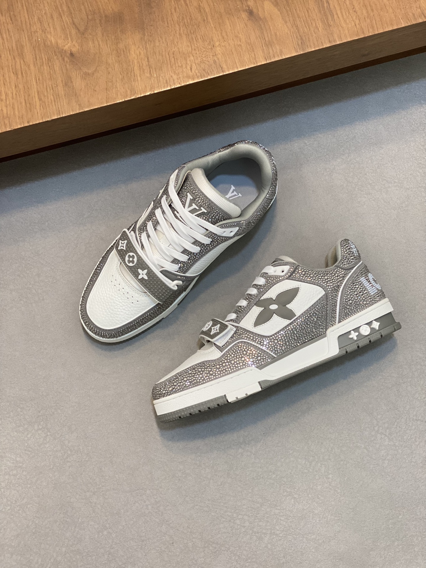 图片[5]-P1060 2024FW•LV TRAINER 烫钻满天星💎复古运动鞋！Louis Vuitton莞产️正品货！原版进口顶级反绒牛皮•烫印进口捷克钻💠织物网眼内里垫脚➕原版TPU组合鞋底～套楦工艺•舒适耐穿！

Size：39 40 41 42 43 44（38 45定制）-高仿包包
