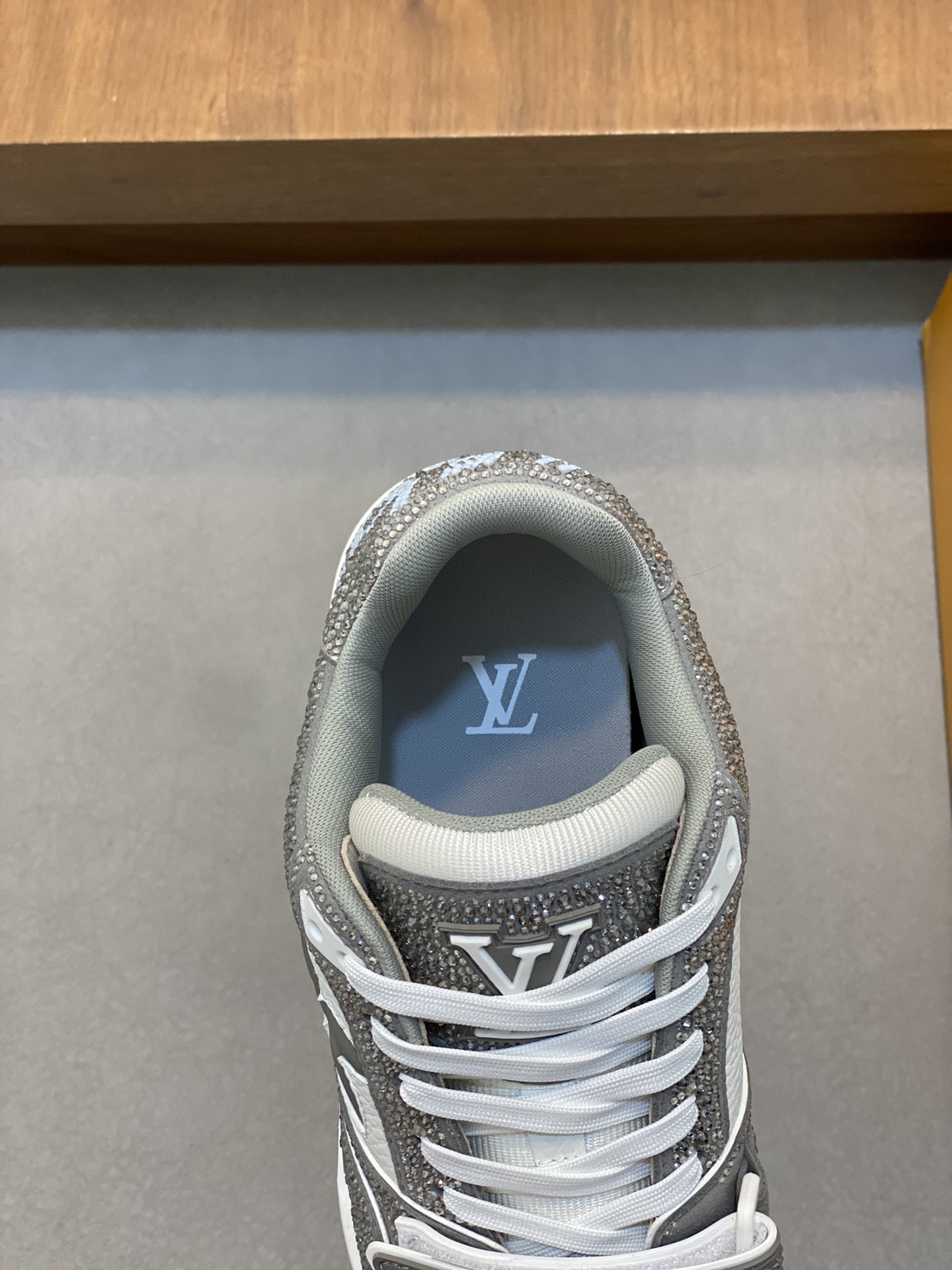 图片[7]-P1060 2024FW•LV TRAINER 烫钻满天星💎复古运动鞋！Louis Vuitton莞产️正品货！原版进口顶级反绒牛皮•烫印进口捷克钻💠织物网眼内里垫脚➕原版TPU组合鞋底～套楦工艺•舒适耐穿！

Size：39 40 41 42 43 44（38 45定制）-高仿包包