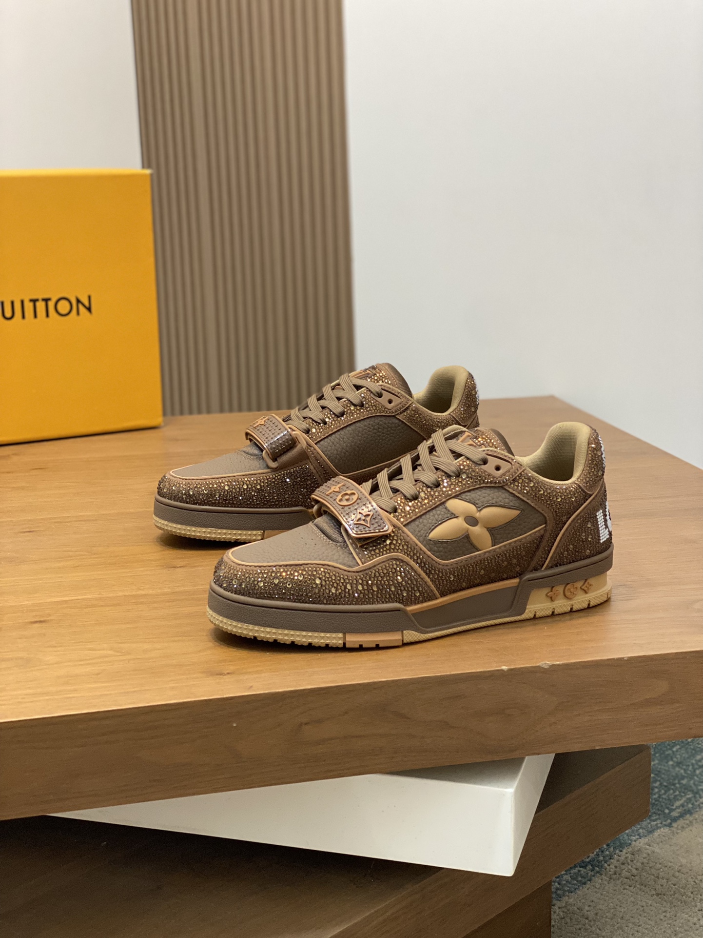 P1060 2024FW-LV TRAINER Hot stamped diamonds all over the sky star 💎 retro sneakers! Imported top quality suede cowhide leather - Hot stamped imported Czech diamonds 💠 Fabric mesh lining ➕Original TPU combo sole ～Set last process-comfortable and durable!Size: 39 40 41 42 43 44 (38 45 customized)