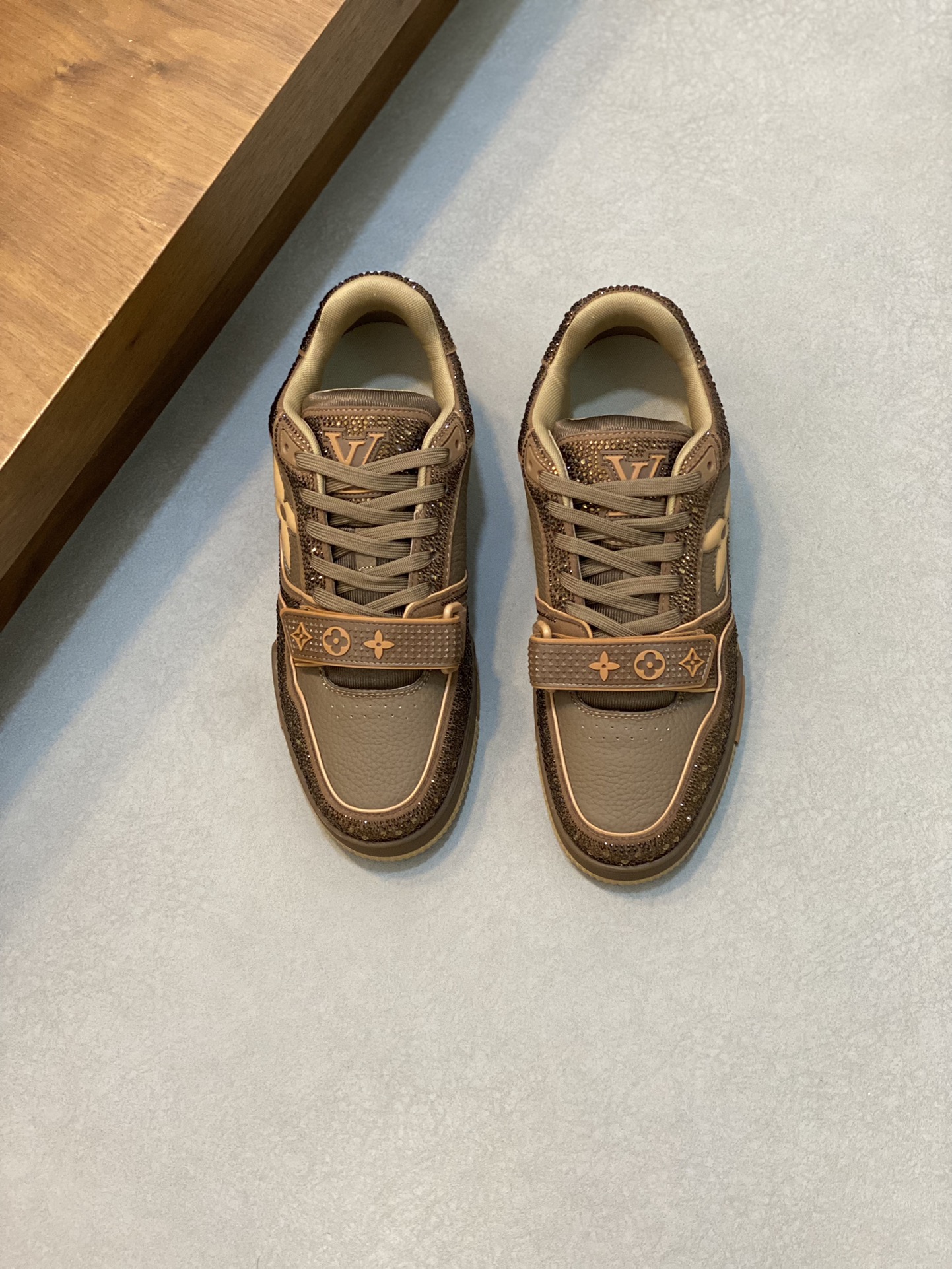 P1060 2024FW-LV TRAINER Hot stamped diamonds all over the sky star 💎 retro sneakers! Imported top quality suede cowhide leather - Hot stamped imported Czech diamonds 💠 Fabric mesh lining ➕Original TPU combo sole ～Set last process-comfortable and durable!Size: 39 40 41 42 43 44 (38 45 customized)