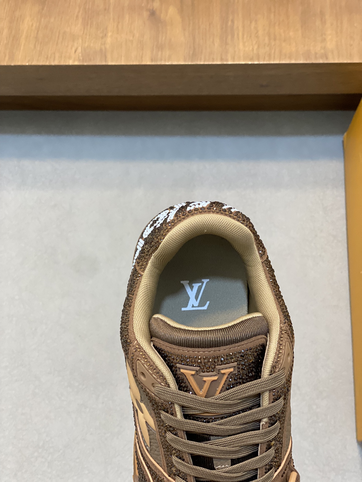 P1060 2024FW-LV TRAINER Hot stamped diamonds all over the sky star 💎 retro sneakers! Imported top quality suede cowhide leather - Hot stamped imported Czech diamonds 💠 Fabric mesh lining ➕Original TPU combo sole ～Set last process-comfortable and durable!Size: 39 40 41 42 43 44 (38 45 customized)