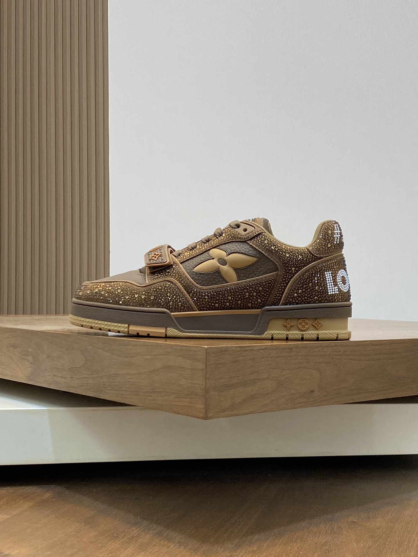 P1060 2024FW-LV TRAINER Hot stamped diamonds all over the sky star 💎 retro sneakers! Imported top quality suede cowhide leather - Hot stamped imported Czech diamonds 💠 Fabric mesh lining ➕Original TPU combo sole ～Set last process-comfortable and durable!Size: 39 40 41 42 43 44 (38 45 customized)