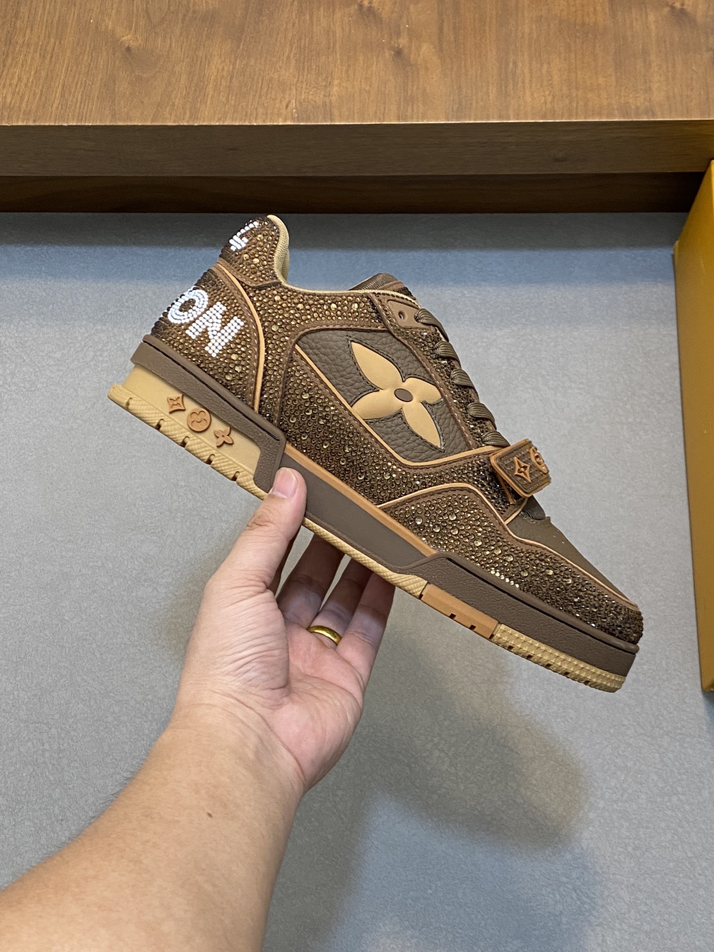 P1060 2024FW-LV TRAINER Hot stamped diamonds all over the sky star 💎 retro sneakers! Imported top quality suede cowhide leather - Hot stamped imported Czech diamonds 💠 Fabric mesh lining ➕Original TPU combo sole ～Set last process-comfortable and durable!Size: 39 40 41 42 43 44 (38 45 customized)
