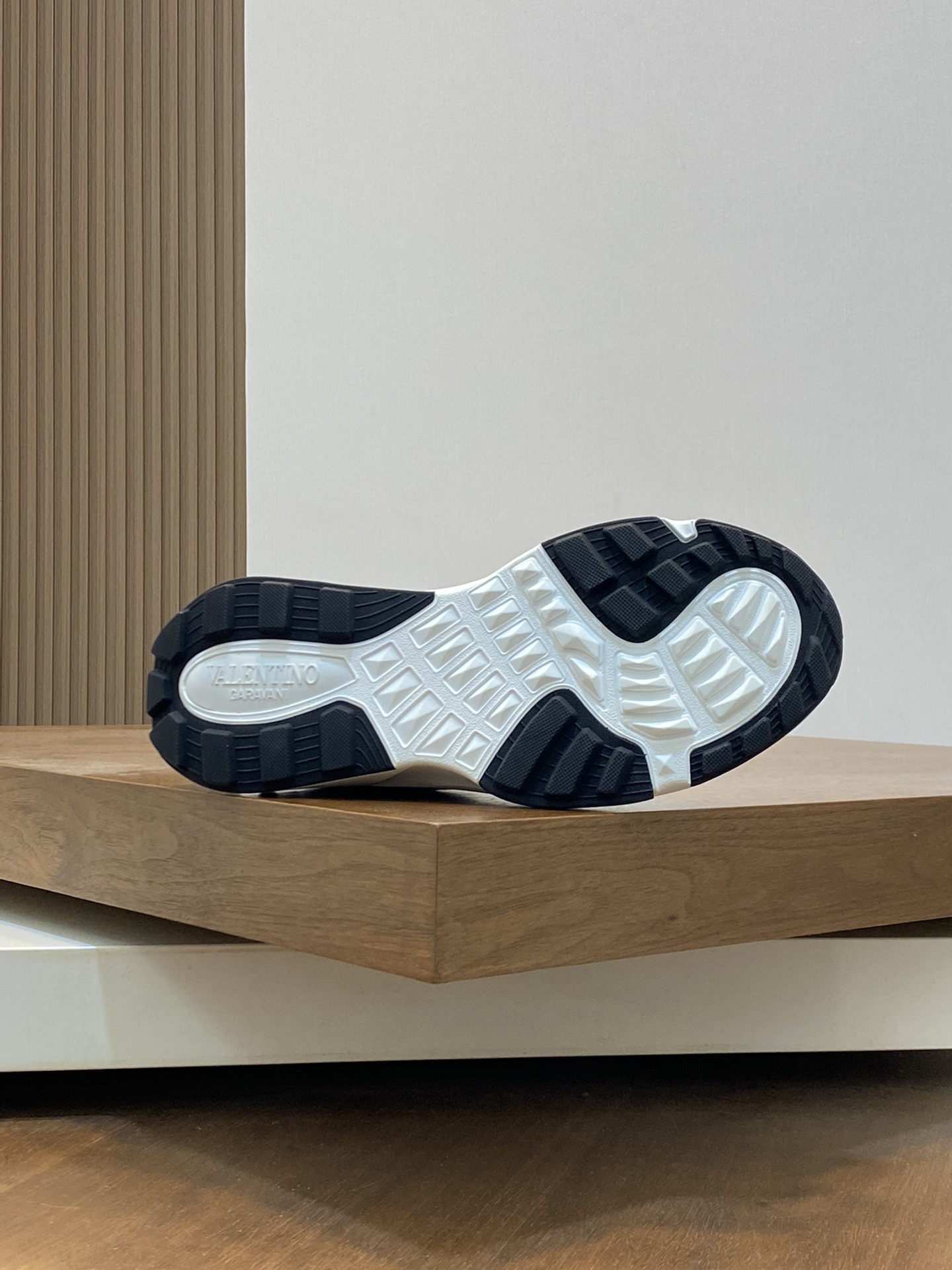 Image [9]-P760VALENTION Valentino -High-end quality -Upper: 🔝 nappa calf leather, branded mesh canvas fabric, tongue. Shoe body . Injection molding brand totem -Lining: brand canvas -Outsole: ultra-light TPU foam -rubber; molding outsole -Ultra-high quality control -Fine workmanship: highlight (high-end -noble -grade) -Size: 39-44 (384546 can be customized) -High-fashion bags