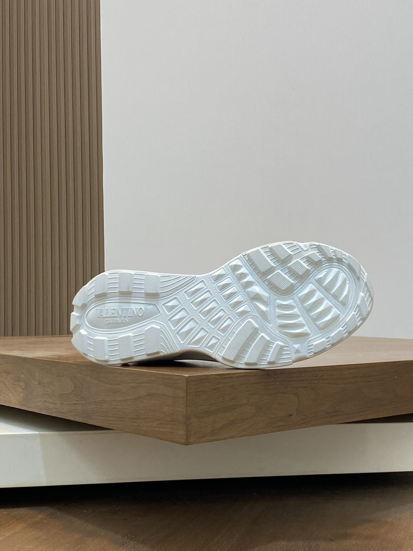 Image [9]-P760VALENTION Valentino -High-end quality -Upper: 🔝 nappa calf leather, branded mesh canvas fabric, tongue. Shoe body . Injection molding brand totem -Lining: brand canvas -Outsole: ultra-light TPU foam -rubber; molding outsole -Ultra-high quality control -Fine workmanship: highlight (high-end -noble -grade) -Size: 39-44 (384546 can be customized) -High-fashion bags