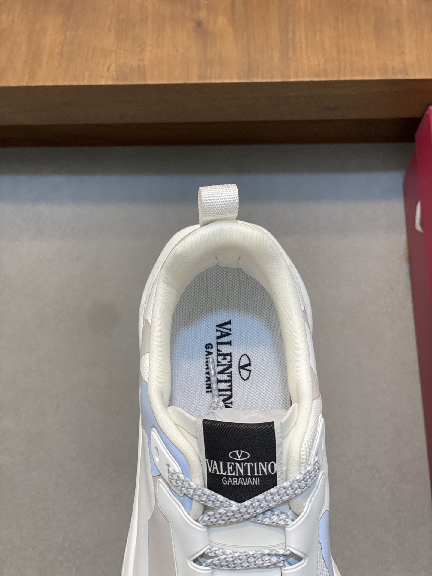Image [7]-P760VALENTION Valentino -High-end quality -Upper: 🔝 nappa calf leather, branded mesh canvas fabric, tongue. Shoe body . Injection molding brand totem -Lining: brand canvas -Outsole: ultra-light TPU foam -rubber; molding outsole -Ultra-high quality control -Fine workmanship: highlighting (high-end -noble -grade) -Size: 39-44 (384546 can be customized) -High-fashion bags