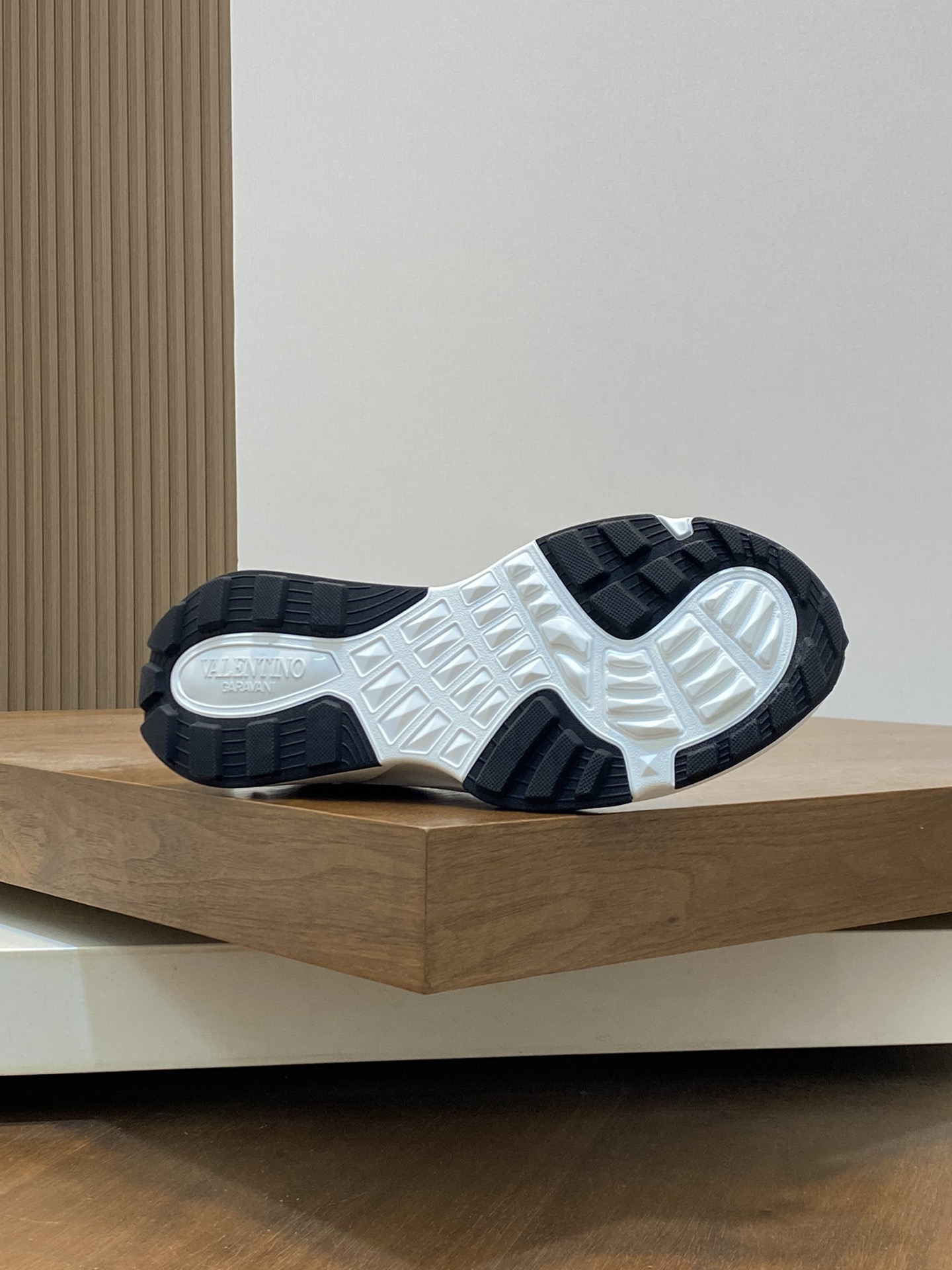 Image [9]-P760VALENTION Valentino -High-end quality -Upper: 🔝 nappa calf leather, branded mesh canvas fabric, tongue. Shoe body . Injection molding brand totem -Lining: brand canvas -Outsole: ultra-light TPU foam -rubber; molding outsole -Ultra-high quality control -Fine workmanship: highlight (high-end -noble -grade) -Size: 39-44 (384546 can be customized) -High-fashion bags