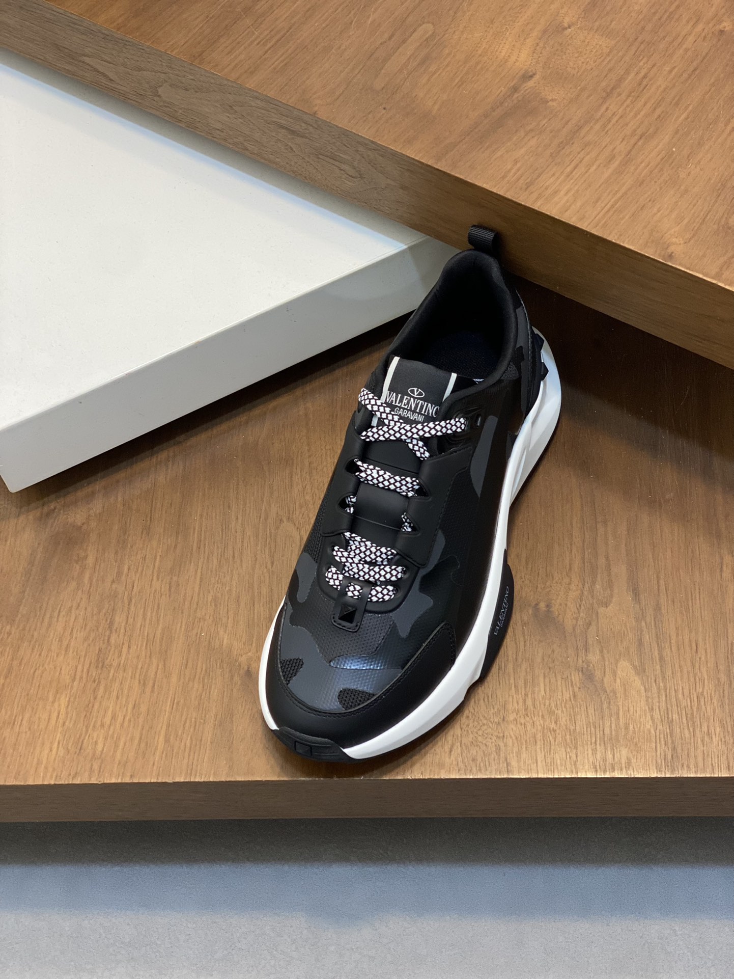 Image [6]-P760VALENTION Valentino -High-end quality -Upper: 🔝 nappa calf leather, branded mesh canvas fabric, tongue. Shoe body . Injection molding brand totem -Lining: brand canvas -Outsole: ultra-light TPU foam -rubber; molding outsole -Ultra-high quality control -Fine workmanship: highlight (high-end -noble -grade) -Size: 39-44 (384546 can be customized) -High-fashion bags