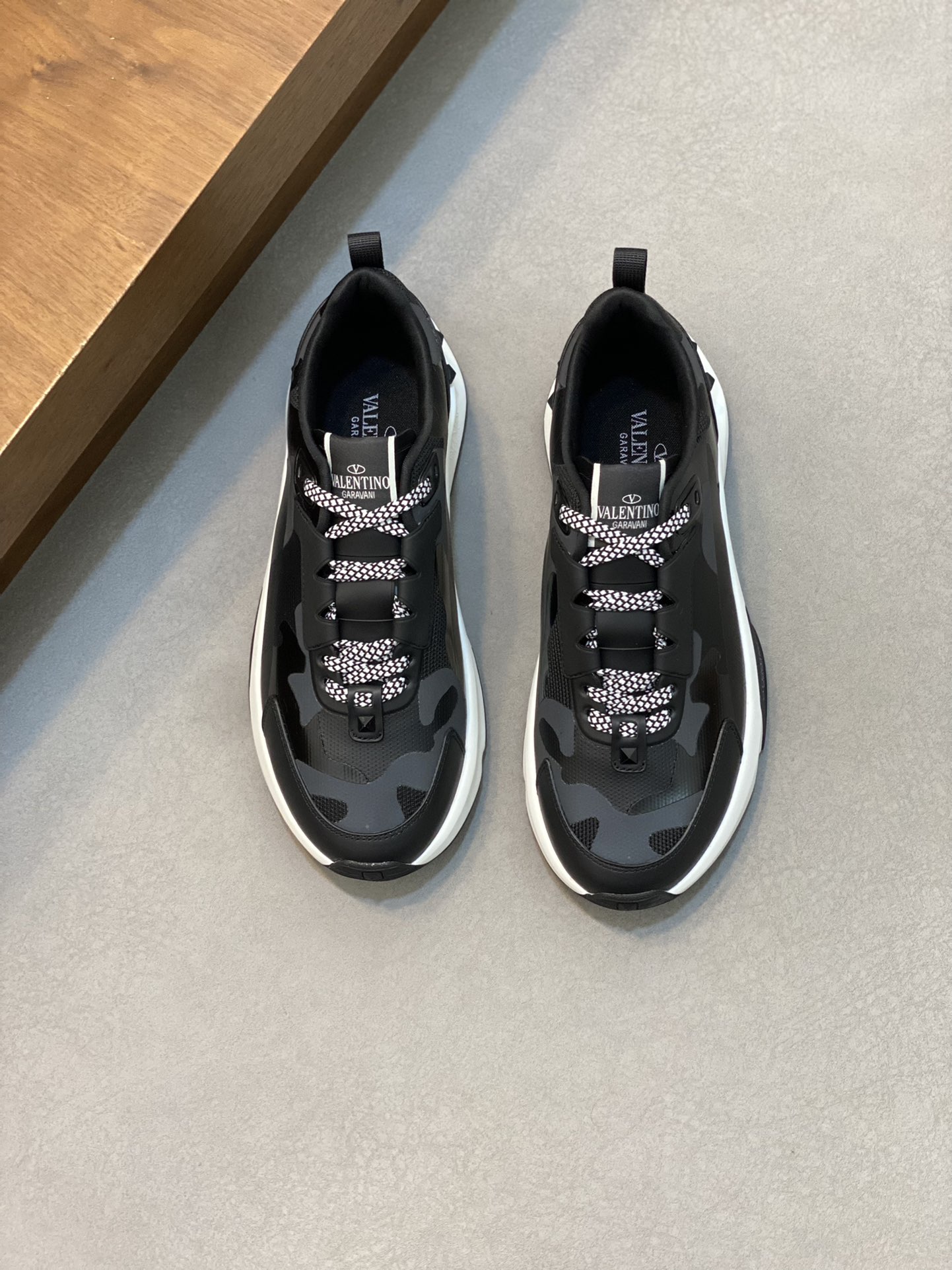 Image[1]-P760VALENTION Valentino -High-end quality -Upper: 🔝 nappa calf leather, branded mesh canvas fabric, tongue. Shoe body . Injection molding brand totem -Lining: brand canvas -Outsole: ultra-light TPU foam -rubber; molding outsole -Ultra-high quality control -Fine workmanship: highlight (high-end -noble -grade) -Size: 39-44 (384546 can be customized) -High-fashion bags