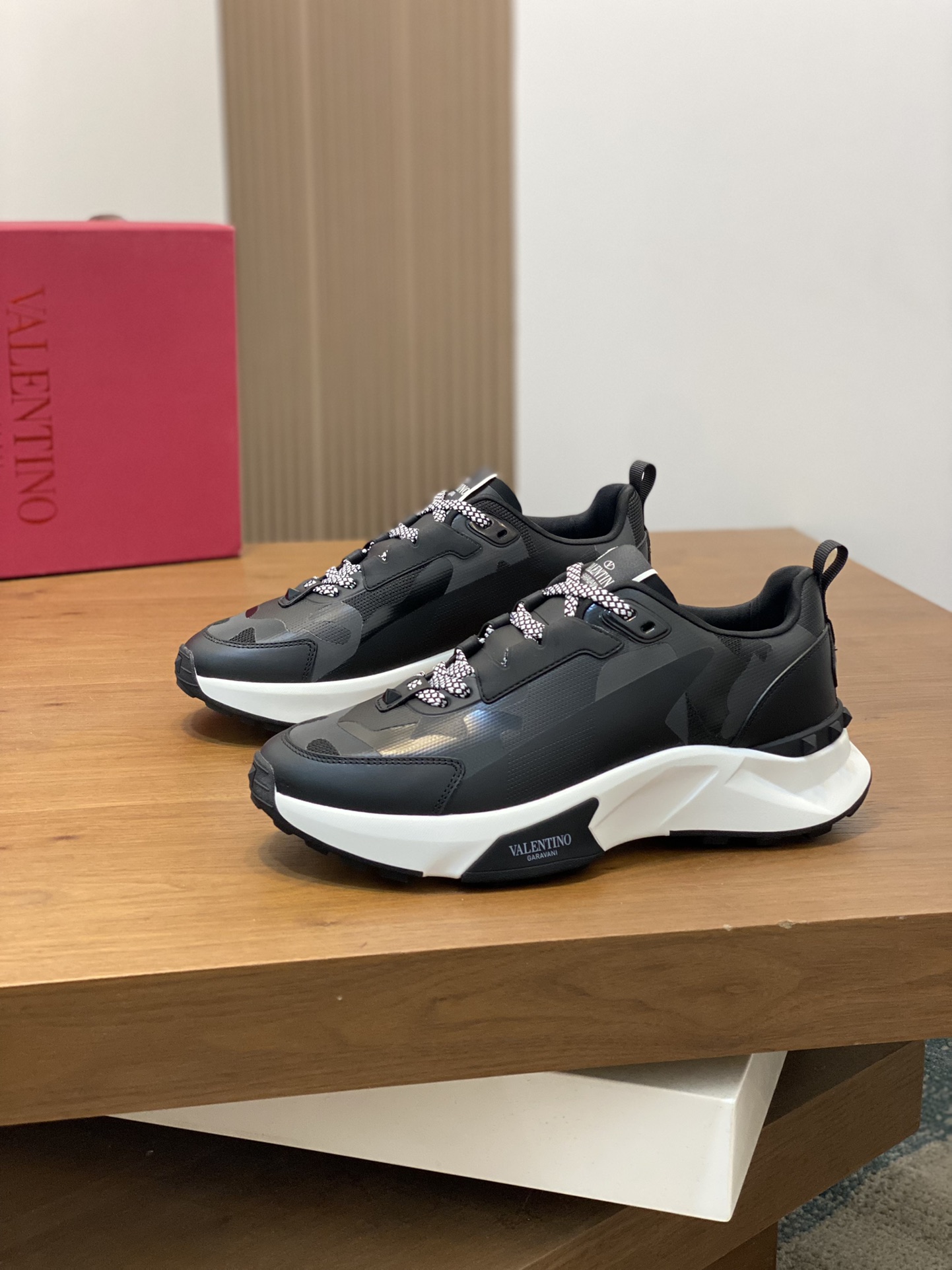 Image [3]-P760VALENTION Valentino -High-end quality -Upper: 🔝 nappa calf leather, branded mesh canvas fabric, tongue. Shoe body . Injection molding brand totem -Lining: brand canvas -Outsole: ultra-light TPU foam -rubber; molding outsole -Ultra-high quality control -Fine workmanship: highlight (high-end -noble -grade) -Size: 39-44 (384546 can be customized) -High-fashion bags