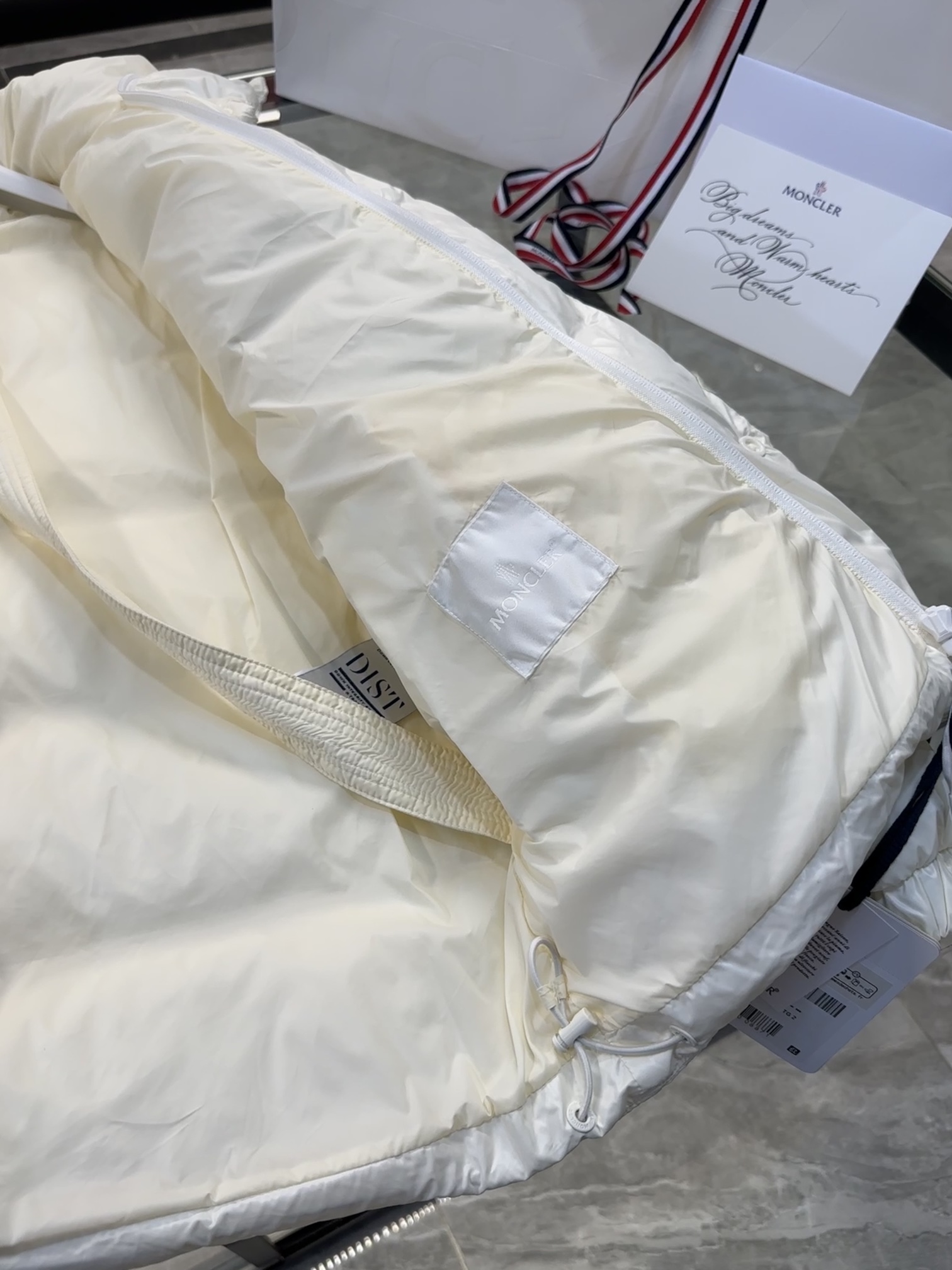 图片[8]-P1460 Moncler 1952限定系列Dervox更多实拍细节展示.认准出品标准,鹅绒填充/条码款号齐全对应官网一致/吊牌内置NFC电子感应防伪.
码数:1-5码-高仿包包