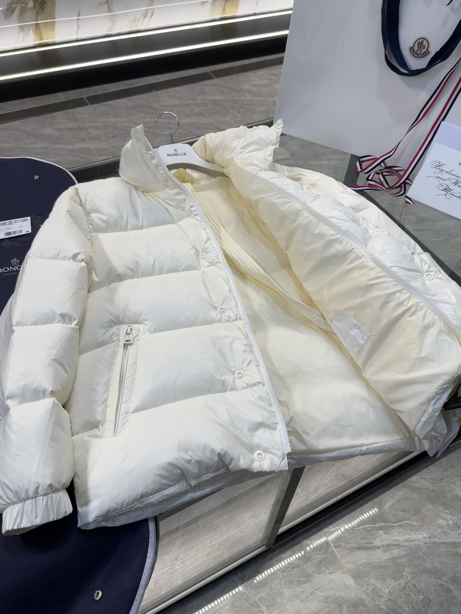 图片[7]-P1460 Moncler 1952限定系列Dervox更多实拍细节展示.认准出品标准,鹅绒填充/条码款号齐全对应官网一致/吊牌内置NFC电子感应防伪.
码数:1-5码-高仿包包