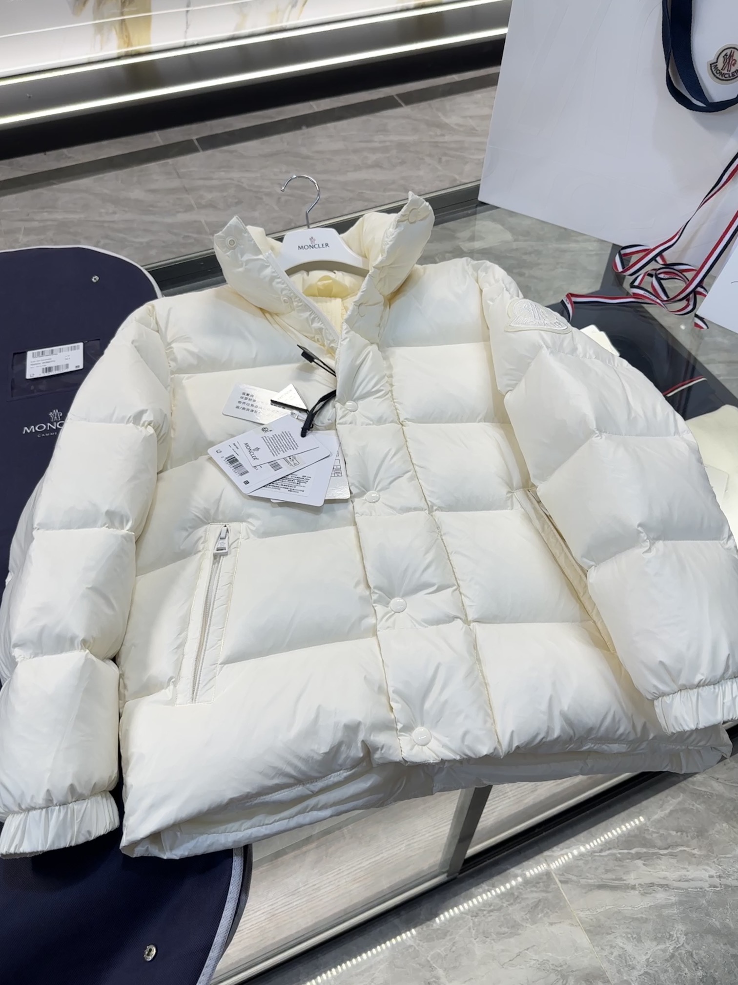 图片[5]-P1460 Moncler 1952限定系列Dervox更多实拍细节展示.认准出品标准,鹅绒填充/条码款号齐全对应官网一致/吊牌内置NFC电子感应防伪.
码数:1-5码-高仿包包