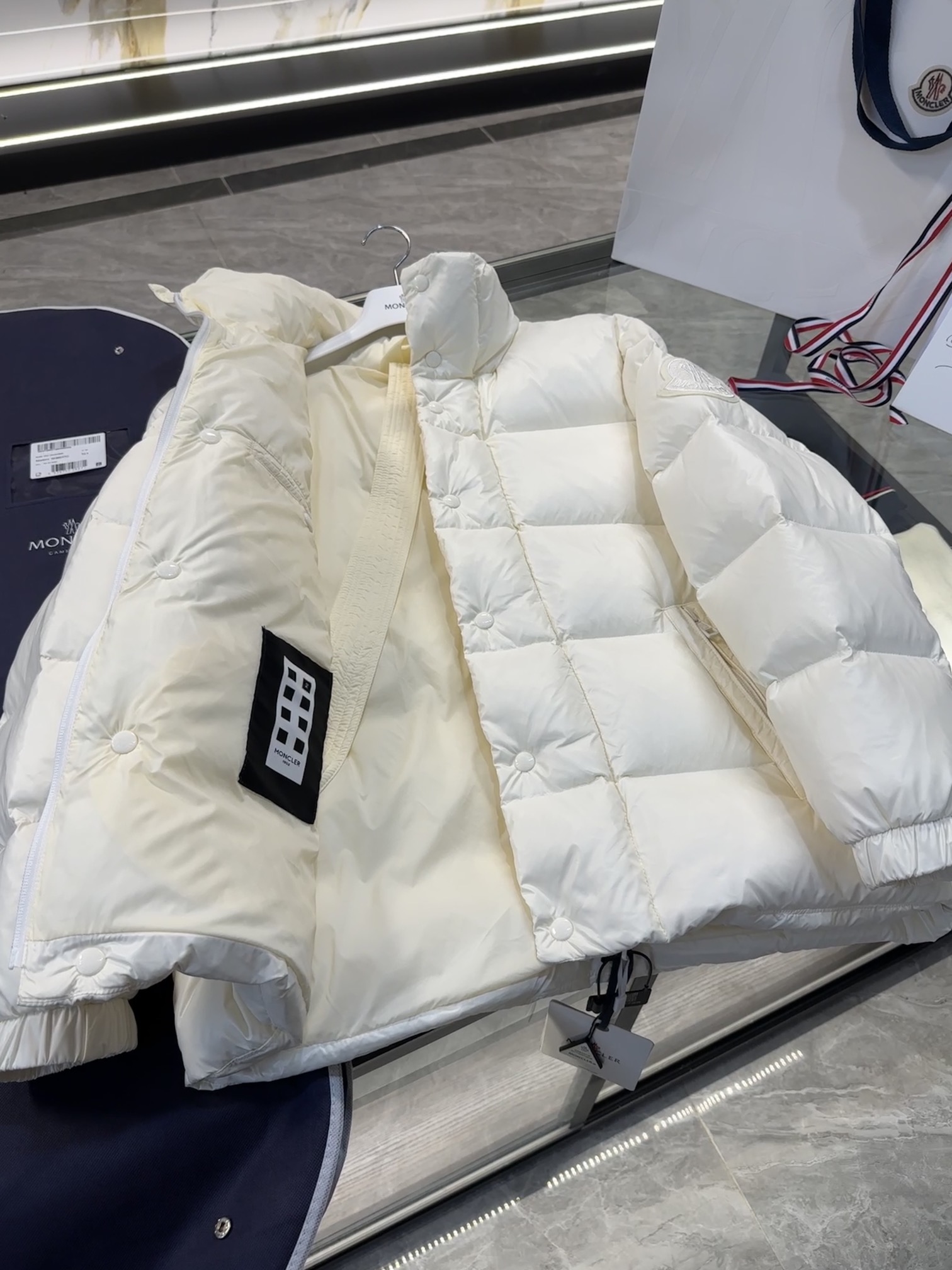 图片[6]-P1460 Moncler 1952限定系列Dervox更多实拍细节展示.认准出品标准,鹅绒填充/条码款号齐全对应官网一致/吊牌内置NFC电子感应防伪.
码数:1-5码-高仿包包