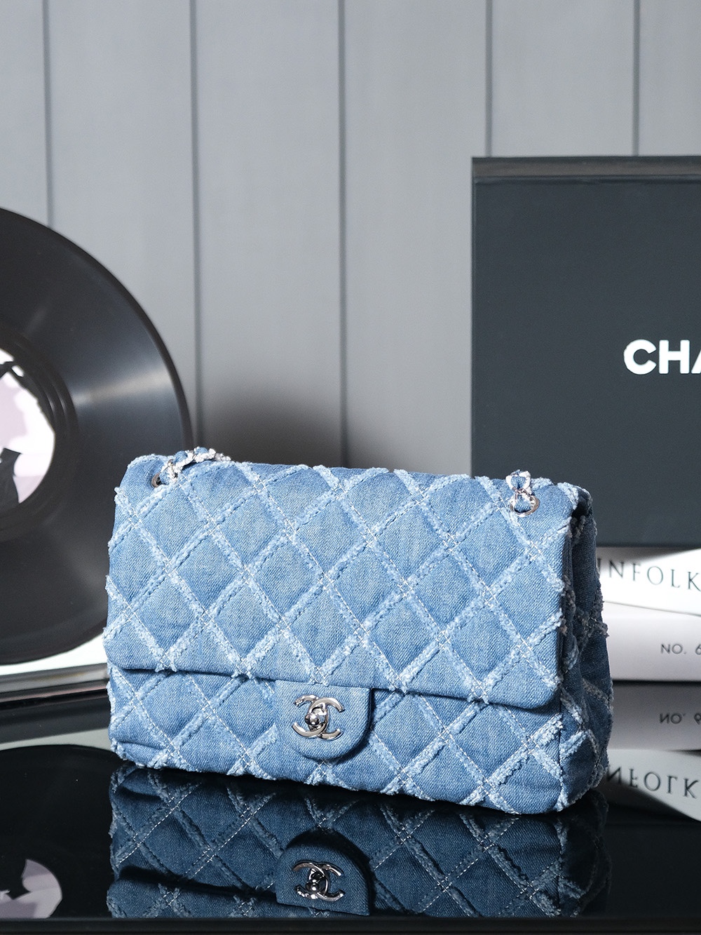 CHANEL 𝟐𝟒𝐬 Denim Gradient DenimSize: 𝟏𝟓.𝟓𝐱𝟐𝟓.𝟓𝐱𝟔. 𝟓𝐜𝐦24s new denim denim series I love this Chanel denim style I can't wait to get my hands on it It looks like a very picky color but in fact it will give you a pleasant surprise on your back Elegant and fashionable is synonymous with it Gradient denim color with navy blue leather chain plus vintage hardware it's hard not to love ah CF20cm and 25cm sizes The capacity is so big that it's enough to go out and shop with one of your sisters. You can go out, go shopping, have a date, have a best friend bag with your sister, it's so beautiful, it's a long-lasting model that you can carry for years.