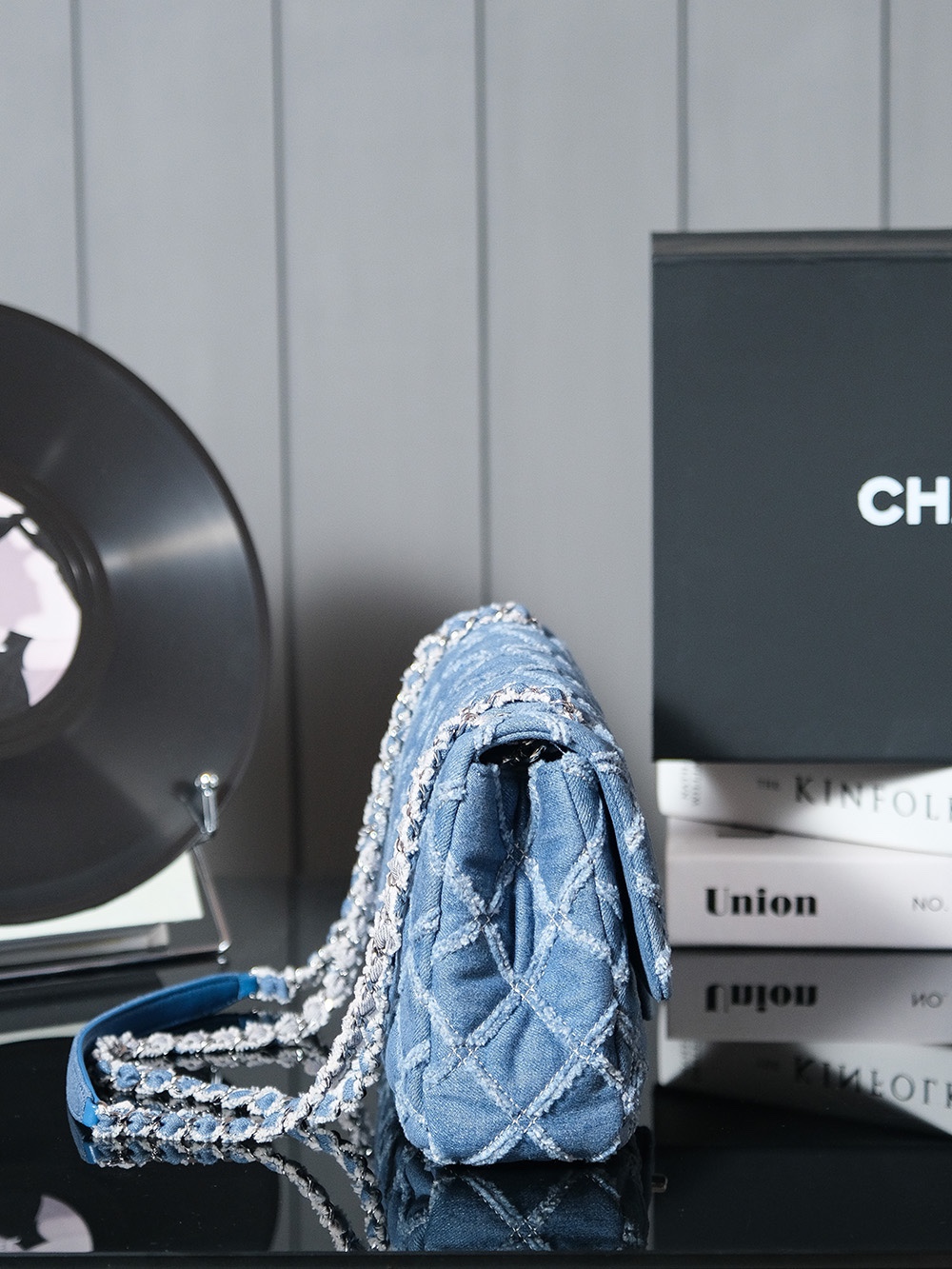 CHANEL 𝟐𝟒𝐬 Denim Gradient DenimSize: 𝟏𝟓.𝟓𝐱𝟐𝟓.𝟓𝐱𝟔. 𝟓𝐜𝐦24s new denim denim series I love this Chanel denim style I can't wait to get my hands on it It looks like a very picky color but in fact it will give you a pleasant surprise on your back Elegant and fashionable is synonymous with it Gradient denim color with navy blue leather chain plus vintage hardware it's hard not to love ah CF20cm and 25cm sizes The capacity is so big that it's enough to go out and shop with one of your sisters. You can go out, go shopping, have a date, have a best friend bag with your sister, it's so beautiful, it's a long-lasting model that you can carry for years.
