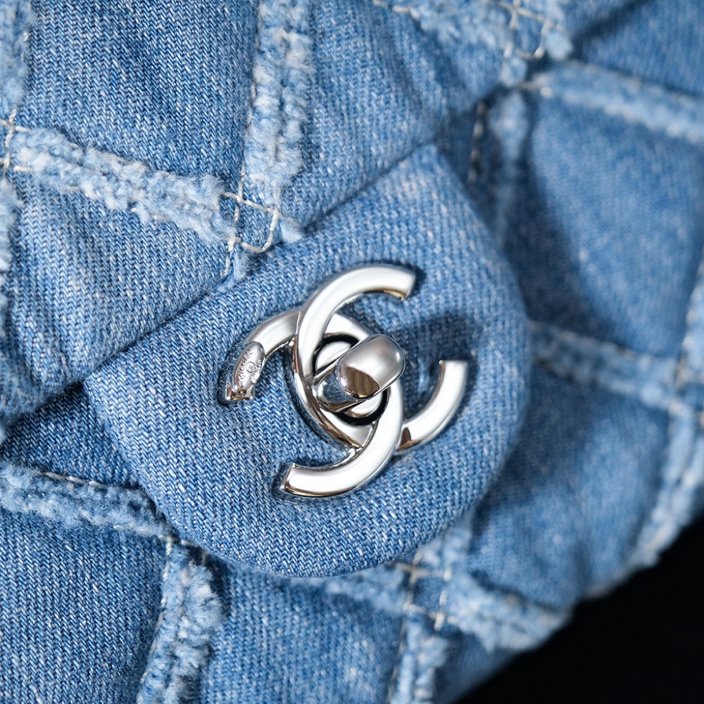 CHANEL 𝟐𝟒𝐬 Denim Gradient DenimSize: 𝟏𝟓.𝟓𝐱𝟐𝟓.𝟓𝐱𝟔. 𝟓𝐜𝐦24s new denim denim series I love this Chanel denim style I can't wait to get my hands on it It looks like a very picky color but in fact it will give you a pleasant surprise on your back Elegant and fashionable is synonymous with it Gradient denim color with navy blue leather chain plus vintage hardware it's hard not to love ah CF20cm and 25cm sizes The capacity is so big that it's enough to go out and shop with one of your sisters. You can go out, go shopping, have a date, have a best friend bag with your sister, it's so beautiful, it's a long-lasting model that you can carry for years.