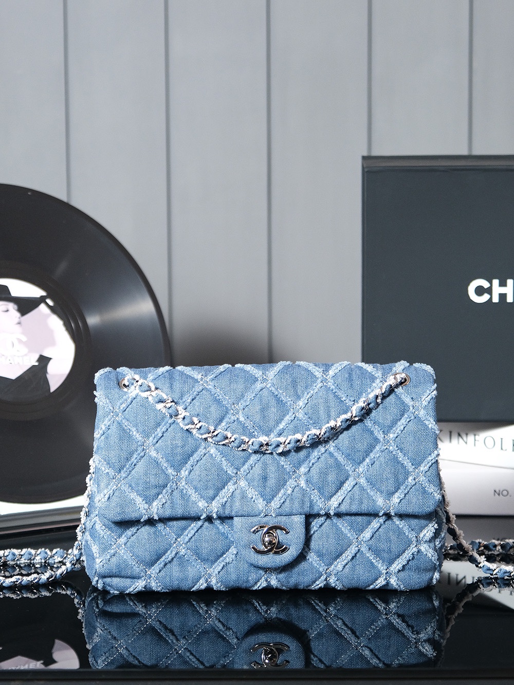 CHANEL 𝟐𝟒𝐬 Denim Gradient Denim Size: 𝟏𝟓.𝟓𝐱𝟐 𝟓.𝟓𝐱𝟔.𝟓𝐜𝐦 24s new denim denim collection So in love with this Chanel denim style Can't wait to get my hands on it Looks like it will be very The color will actually surprise you with the degree of the most special and bright eyes on the back of the body must be the most special fairy Elegant and fashion is synonymous with it Gradient denim color with navy blue leather wear chain plus vintage hardware is hard not to love ah CF20cm and 25cm size Capacity is too enough to go out shopping and dating can also be with the little sister of a girlfriends bag is also too beautiful This is the super-long explosion can be carried for many years-high-fashion This is the most popular high-fashion bag in the world.