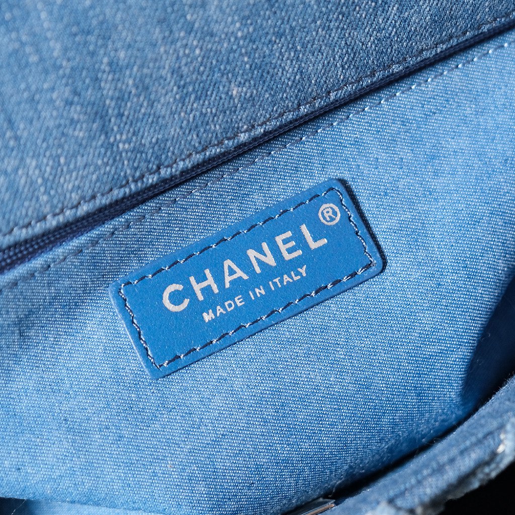 CHANEL 𝟐𝟒𝐬 Denim Gradient DenimSize: 𝟏𝟓.𝟓𝐱𝟐𝟓.𝟓𝐱𝟔. 𝟓𝐜𝐦24s new denim denim series I love this Chanel denim style I can't wait to get my hands on it It looks like a very picky color but in fact it will give you a pleasant surprise on your back Elegant and fashionable is synonymous with it Gradient denim color with navy blue leather chain plus vintage hardware it's hard not to love ah CF20cm and 25cm sizes The capacity is so big that it's enough to go out and shop with one of your sisters. You can go out, go shopping, have a date, have a best friend bag with your sister, it's so beautiful, it's a long-lasting model that you can carry for years.