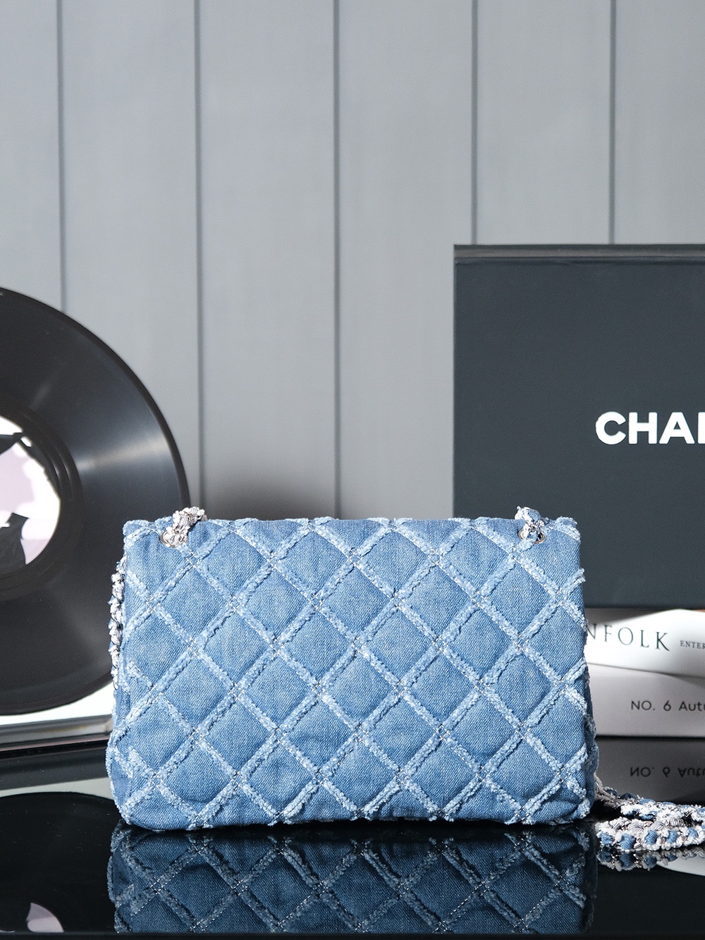 CHANEL 𝟐𝟒𝐬 Denim Gradient DenimSize: 𝟏𝟓.𝟓𝐱𝟐𝟓.𝟓𝐱𝟔. 𝟓𝐜𝐦24s new denim denim series I love this Chanel denim style I can't wait to get my hands on it It looks like a very picky color but in fact it will give you a pleasant surprise on your back Elegant and fashionable is synonymous with it Gradient denim color with navy blue leather chain plus vintage hardware it's hard not to love ah CF20cm and 25cm sizes The capacity is so big that it's enough to go out and shop with one of your sisters. You can go out, go shopping, have a date, have a best friend bag with your sister, it's so beautiful, it's a long-lasting model that you can carry for years.