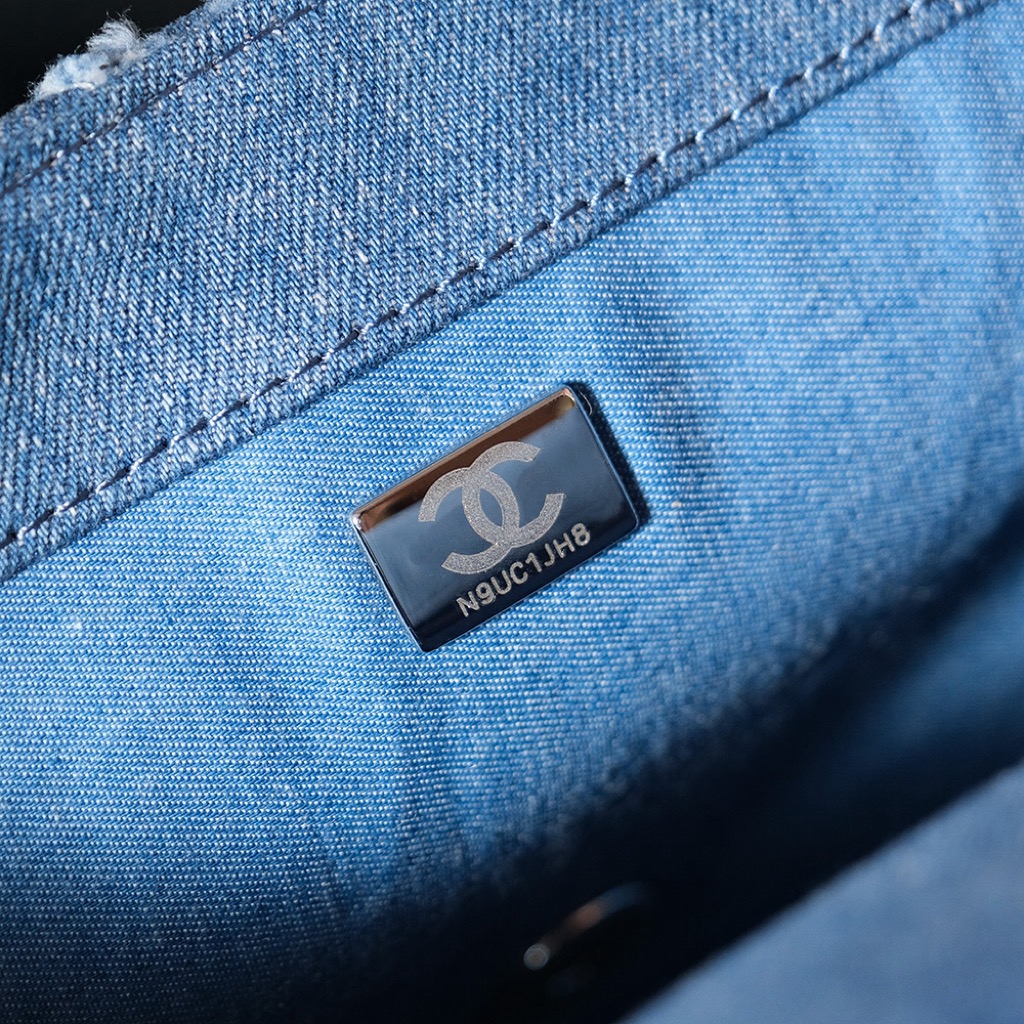 CHANEL 𝟐𝟒𝐬 Denim Gradient DenimSize: 𝟏𝟓.𝟓𝐱𝟐𝟓.𝟓𝐱𝟔. 𝟓𝐜𝐦24s new denim denim series I love this Chanel denim style I can't wait to get my hands on it It looks like a very picky color but in fact it will give you a pleasant surprise on your back Elegant and fashionable is synonymous with it Gradient denim color with navy blue leather chain plus vintage hardware it's hard not to love ah CF20cm and 25cm sizes The capacity is so big that it's enough to go out and shop with one of your sisters. You can go out, go shopping, have a date, have a best friend bag with your sister, it's so beautiful, it's a long-lasting model that you can carry for years.
