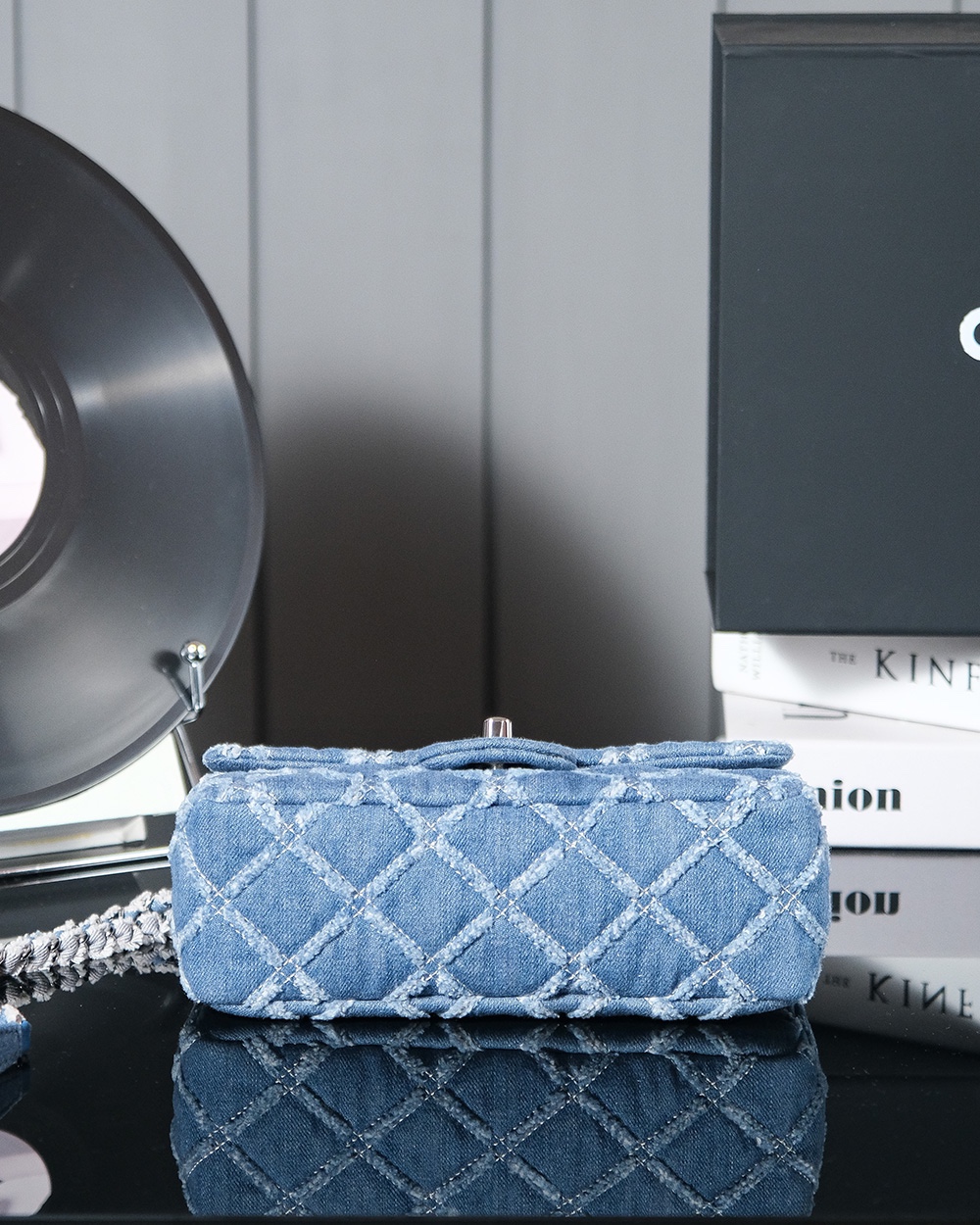图片[5]-CHANEL 𝟐𝟒𝐬 丹宁渐变牛仔        
尺寸：𝟏𝟎𝐱𝟐𝟎𝐱𝟕𝐜𝐦    
 24s新出丹宁牛仔系列 太喜欢这个香奈儿牛仔风格了 迫不及待入手了 看起来会很挑人的颜色 实际上会给你惊喜的程度 背上身一定是最特别最亮眼的小仙女 优雅时尚就是它的代名词了吧 渐变的牛仔色 搭配藏蓝皮穿链条再加上复古五金 很难不爱啊 CF20cm跟25cm尺寸 容量太足够了 出门逛街约会都可以 跟小姐妹一人一个闺蜜包也是太美了 这是可以背N年的超久爆款-高仿包包