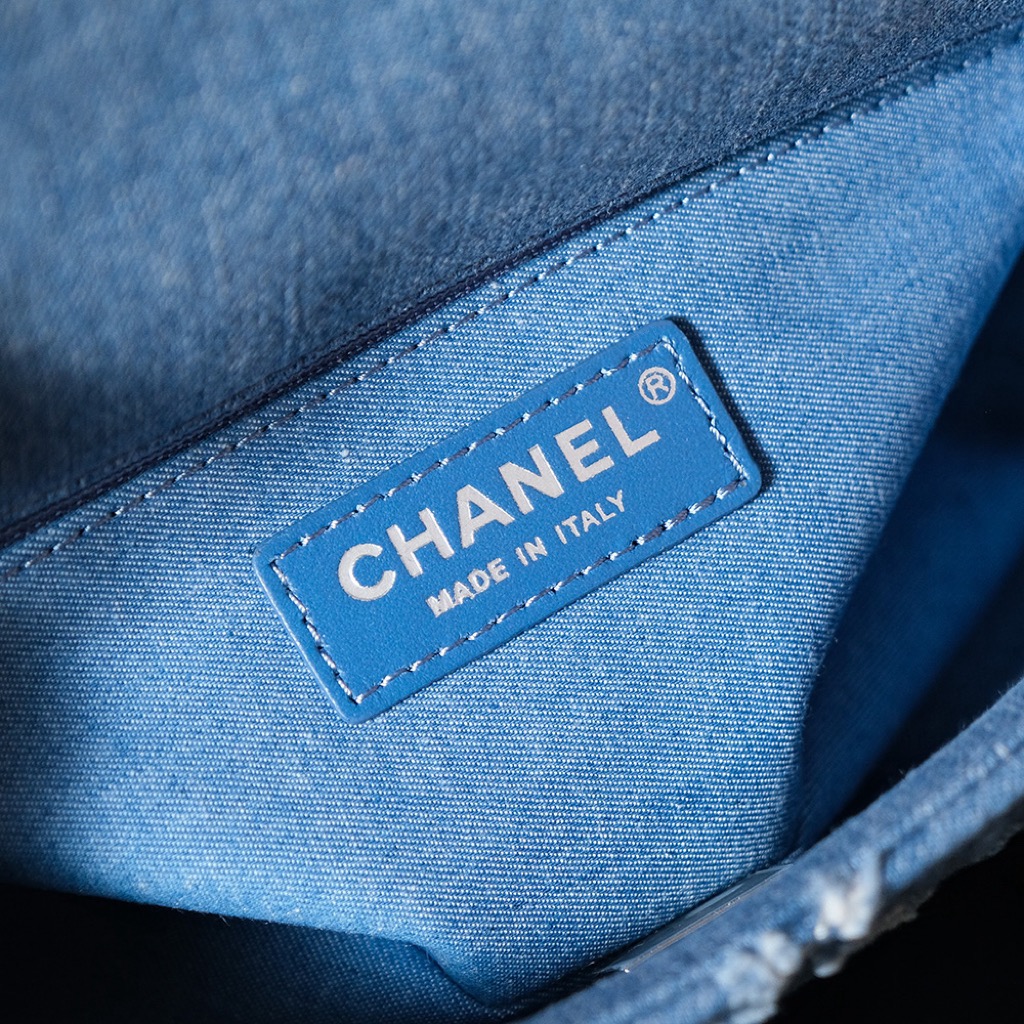 图片[8]-CHANEL 𝟐𝟒𝐬 丹宁渐变牛仔        
尺寸：𝟏𝟎𝐱𝟐𝟎𝐱𝟕𝐜𝐦    
 24s新出丹宁牛仔系列 太喜欢这个香奈儿牛仔风格了 迫不及待入手了 看起来会很挑人的颜色 实际上会给你惊喜的程度 背上身一定是最特别最亮眼的小仙女 优雅时尚就是它的代名词了吧 渐变的牛仔色 搭配藏蓝皮穿链条再加上复古五金 很难不爱啊 CF20cm跟25cm尺寸 容量太足够了 出门逛街约会都可以 跟小姐妹一人一个闺蜜包也是太美了 这是可以背N年的超久爆款-高仿包包