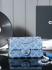 CHANEL 𝟐𝟒𝐬 丹宁渐变牛仔        
尺寸：𝟏𝟎𝐱𝟐𝟎𝐱𝟕𝐜𝐦    
 24s新出丹宁牛仔系列 太喜欢这个香奈儿牛仔风格了 迫不及待入手了 看起来会很挑人的颜色 实际上会给你惊喜的程度 背上身一定是最特别最亮眼的小仙女 优雅时尚就是它的代名词了吧 渐变的牛仔色 搭配藏蓝皮穿链条再加上复古五金 很难不爱啊 CF20cm跟25cm尺寸 容量太足够了 出门逛街约会都可以 跟小姐妹一人一个闺蜜包也是太美了 这是可以背N年的超久爆款-高仿包包