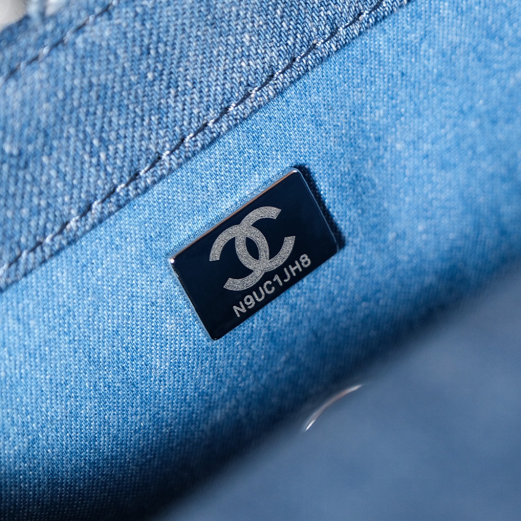 图片[9]-CHANEL 𝟐𝟒𝐬 丹宁渐变牛仔        
尺寸：𝟏𝟎𝐱𝟐𝟎𝐱𝟕𝐜𝐦    
 24s新出丹宁牛仔系列 太喜欢这个香奈儿牛仔风格了 迫不及待入手了 看起来会很挑人的颜色 实际上会给你惊喜的程度 背上身一定是最特别最亮眼的小仙女 优雅时尚就是它的代名词了吧 渐变的牛仔色 搭配藏蓝皮穿链条再加上复古五金 很难不爱啊 CF20cm跟25cm尺寸 容量太足够了 出门逛街约会都可以 跟小姐妹一人一个闺蜜包也是太美了 这是可以背N年的超久爆款-高仿包包