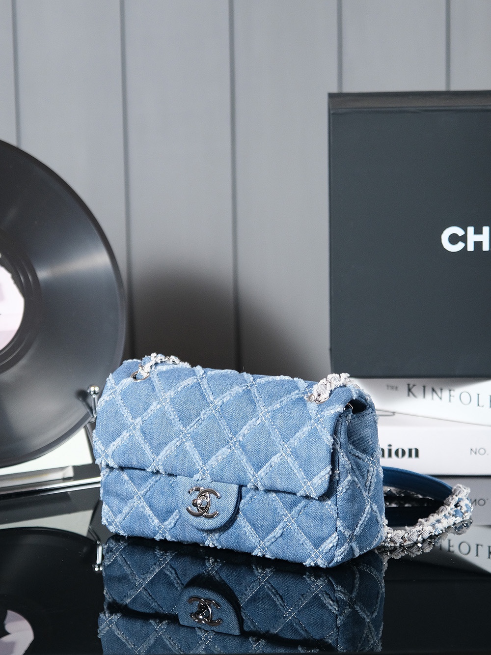 图片[2]-CHANEL 𝟐𝟒𝐬 丹宁渐变牛仔        
尺寸：𝟏𝟎𝐱𝟐𝟎𝐱𝟕𝐜𝐦    
 24s新出丹宁牛仔系列 太喜欢这个香奈儿牛仔风格了 迫不及待入手了 看起来会很挑人的颜色 实际上会给你惊喜的程度 背上身一定是最特别最亮眼的小仙女 优雅时尚就是它的代名词了吧 渐变的牛仔色 搭配藏蓝皮穿链条再加上复古五金 很难不爱啊 CF20cm跟25cm尺寸 容量太足够了 出门逛街约会都可以 跟小姐妹一人一个闺蜜包也是太美了 这是可以背N年的超久爆款-高仿包包