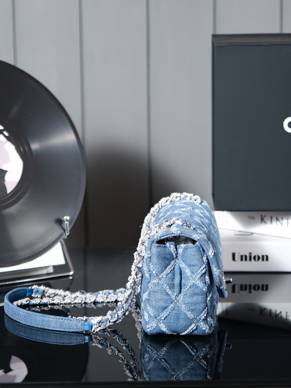 图片[4]-CHANEL 𝟐𝟒𝐬 丹宁渐变牛仔        
尺寸：𝟏𝟎𝐱𝟐𝟎𝐱𝟕𝐜𝐦    
 24s新出丹宁牛仔系列 太喜欢这个香奈儿牛仔风格了 迫不及待入手了 看起来会很挑人的颜色 实际上会给你惊喜的程度 背上身一定是最特别最亮眼的小仙女 优雅时尚就是它的代名词了吧 渐变的牛仔色 搭配藏蓝皮穿链条再加上复古五金 很难不爱啊 CF20cm跟25cm尺寸 容量太足够了 出门逛街约会都可以 跟小姐妹一人一个闺蜜包也是太美了 这是可以背N年的超久爆款-高仿包包
