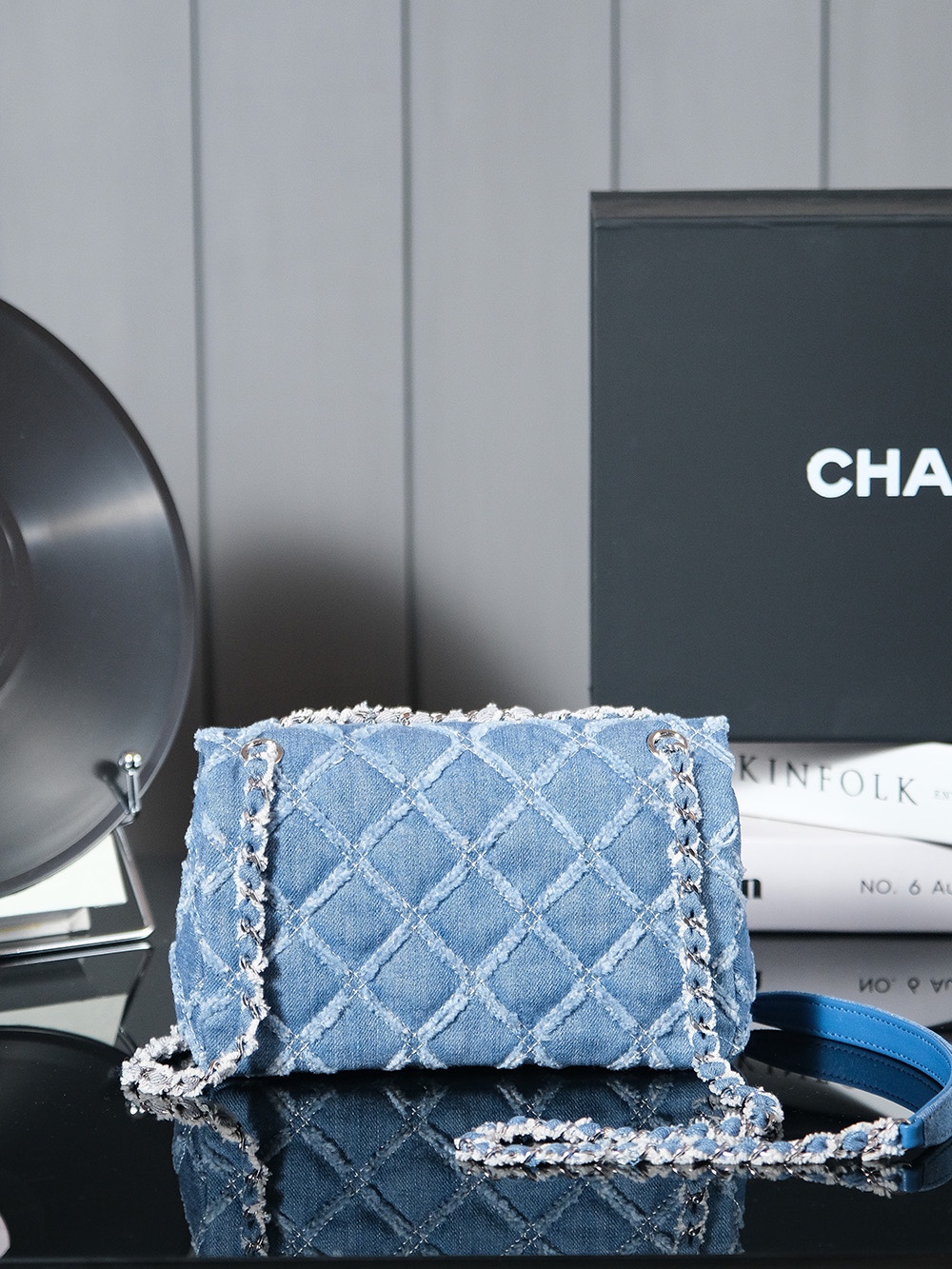 图片[3]-CHANEL 𝟐𝟒𝐬 丹宁渐变牛仔        
尺寸：𝟏𝟎𝐱𝟐𝟎𝐱𝟕𝐜𝐦    
 24s新出丹宁牛仔系列 太喜欢这个香奈儿牛仔风格了 迫不及待入手了 看起来会很挑人的颜色 实际上会给你惊喜的程度 背上身一定是最特别最亮眼的小仙女 优雅时尚就是它的代名词了吧 渐变的牛仔色 搭配藏蓝皮穿链条再加上复古五金 很难不爱啊 CF20cm跟25cm尺寸 容量太足够了 出门逛街约会都可以 跟小姐妹一人一个闺蜜包也是太美了 这是可以背N年的超久爆款-高仿包包