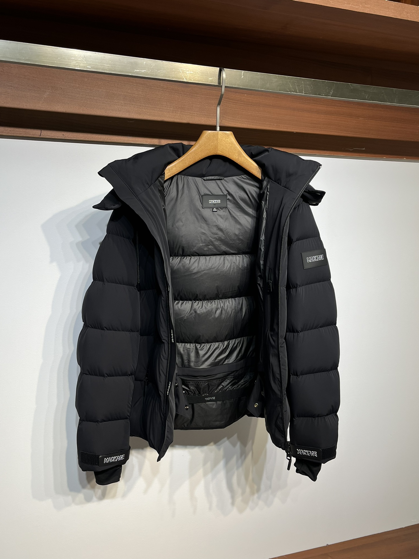 图片[2]-P1580 MACKAGE迈凯奇2024冬季新品软壳连帽羽绒服
MK贸易公司订单SAMUEL
连帽羽绒滑雪服男士轻型羽绒滑雪服经过CRS认证环保可持续
弹力面料外壳剪裁经典穿着舒适
下摆抽绳设计袖口设有可调节魔术贴增强造型感
48码:肩宽48 胸围112 袖长73 衣长68
50码：肩宽49 胸围118 袖长74 衣长69
52码:肩宽50 胸围124 袖长75 衣长70
54码:肩宽51 胸围130 袖长76 衣长71
56码:肩宽52 胸围136 袖长77 衣长72-高仿包包