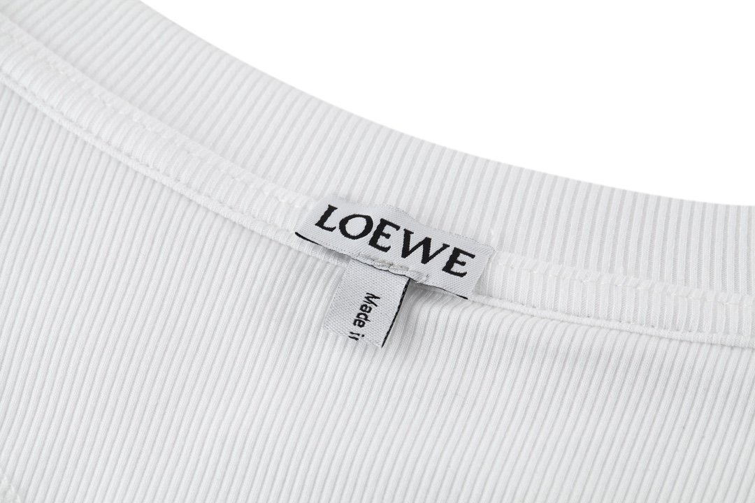 P470 LOEWE high elastic thread embroidery bottoming shirt fabric: the use of 60 high elastic 1 * 1 double-sided threaded fabric by the surface of the general washing to reduce the second shrinkage to maintain the original factory type process: embroidery using flat three-dimensional embroidery high-density embroidery needle number up to 3600 small logo embroidery low-key and high-end very versatile a process: double needle position can line 5 different workmanship German wrapping machine and the latest can edge machine to make the The effect is close to the original 99% Accessories: custom 1:1 wash logo Process: custom 1:1 embroidery size Accessories: custom 1:1 high elastic thread Size: S-M-L Color: black-white-gray Exclusive exclusive - high imitation factories