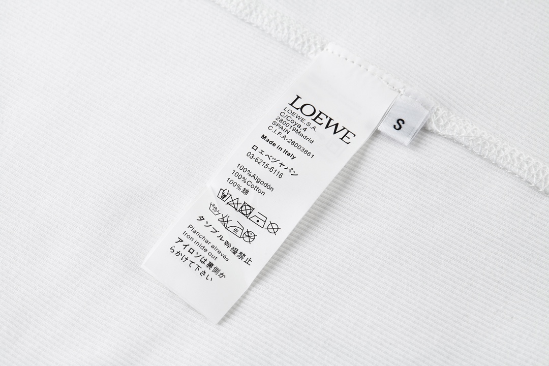 P470 LOEWE high elastic thread embroidery bottoming shirt fabric: the use of 60 high elastic 1 * 1 double-sided threaded fabric by the surface of the general washing to reduce the second shrinkage to maintain the original factory type process: embroidery using flat three-dimensional embroidery high-density embroidery needle number up to 3600 small logo embroidery low-key and high-end very versatile a process: double needle position can line 5 different workmanship German wrapping machine and the latest can edge machine to make the The effect is close to the original 99% Accessories: custom 1:1 wash logo Process: custom 1:1 embroidery size Accessories: custom 1:1 high elastic thread Size: S-M-L Color: black-white-gray Exclusive exclusive - high imitation factories