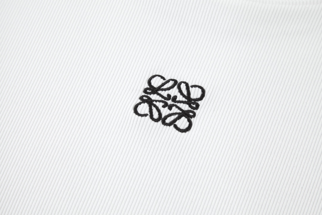 P470 LOEWE high elastic thread embroidery bottoming shirt fabric: the use of 60 high elastic 1 * 1 double-sided threaded fabric by the surface of the general washing to reduce the second shrinkage to maintain the original factory type process: embroidery using flat three-dimensional embroidery high-density embroidery needle number up to 3600 small logo embroidery low-key and high-end very versatile a process: double needle position can line 5 different workmanship German wrapping machine and the latest can edge machine to make the The effect is close to the original 99% Accessories: custom 1:1 wash logo Process: custom 1:1 embroidery size Accessories: custom 1:1 high elastic thread Size: S-M-L Color: black-white-gray Exclusive exclusive - high imitation factories