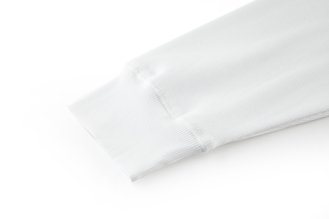 P470 LOEWE high elastic thread embroidery bottoming shirt fabric: the use of 60 high elastic 1 * 1 double-sided threaded fabric by the surface of the general washing to reduce the second shrinkage to maintain the original factory type process: embroidery using flat three-dimensional embroidery high-density embroidery needle number up to 3600 small logo embroidery low-key and high-end very versatile a process: double needle position can line 5 different workmanship German wrapping machine and the latest can edge machine to make the The effect is close to the original 99% Accessories: custom 1:1 wash logo Process: custom 1:1 embroidery size Accessories: custom 1:1 high elastic thread Size: S-M-L Color: black-white-gray Exclusive exclusive - high imitation factories