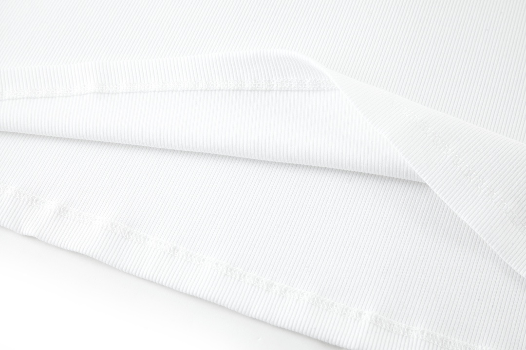 P470 LOEWE high elastic thread embroidery bottoming shirt fabric: the use of 60 high elastic 1 * 1 double-sided threaded fabric by the surface of the general washing to reduce the second shrinkage to maintain the original factory type process: embroidery using flat three-dimensional embroidery high-density embroidery needle number up to 3600 small logo embroidery low-key and high-end very versatile a process: double needle position can line 5 different workmanship German wrapping machine and the latest can edge machine to make the The effect is close to the original 99% Accessories: custom 1:1 wash logo Process: custom 1:1 embroidery size Accessories: custom 1:1 high elastic thread Size: S-M-L Color: black-white-gray Exclusive exclusive - high imitation factories