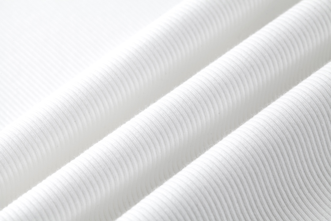 P470 LOEWE high elastic thread embroidery bottoming shirt fabric: the use of 60 high elastic 1 * 1 double-sided threaded fabric by the surface of the general washing to reduce the second shrinkage to maintain the original factory type process: embroidery using flat three-dimensional embroidery high-density embroidery needle number up to 3600 small logo embroidery low-key and high-end very versatile a process: double needle position can line 5 different workmanship German wrapping machine and the latest can edge machine to make the The effect is close to the original 99% Accessories: custom 1:1 wash logo Process: custom 1:1 embroidery size Accessories: custom 1:1 high elastic thread Size: S-M-L Color: black-white-gray Exclusive exclusive - high imitation factories