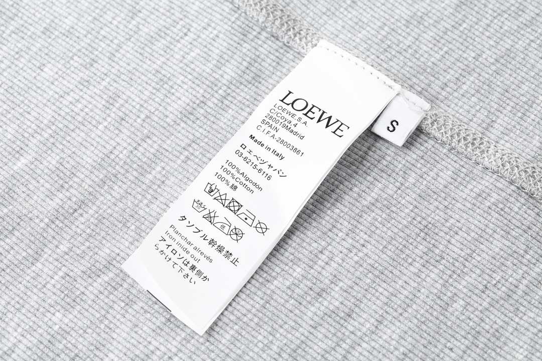 图片[9]-P470 LOEWE 高弹螺纹刺绣打底衫
面料：采用60支高弹1*1双面螺纹面料经面普洗后减少二次缩水保持出厂原版型
工艺：刺绣采用平面立体刺绣高密度刺绣针数高达3600针小logo刺绣低调又高端非常百搭的一款
工艺：双针位坎线5个不同做工 德国包边机与最新坎边机做出的效果接近原版99%
辅料：定制1：1洗水商标
工艺：定制1：1刺绣大小
辅料：定制1：1高弹螺纹
尺码：S-M-L
颜色：黑-白-灰
独家专供-高仿包包
