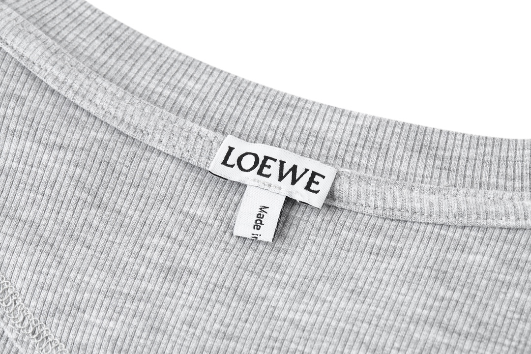 图片[4]-P470 LOEWE 高弹螺纹刺绣打底衫
面料：采用60支高弹1*1双面螺纹面料经面普洗后减少二次缩水保持出厂原版型
工艺：刺绣采用平面立体刺绣高密度刺绣针数高达3600针小logo刺绣低调又高端非常百搭的一款
工艺：双针位坎线5个不同做工 德国包边机与最新坎边机做出的效果接近原版99%
辅料：定制1：1洗水商标
工艺：定制1：1刺绣大小
辅料：定制1：1高弹螺纹
尺码：S-M-L
颜色：黑-白-灰
独家专供-高仿包包