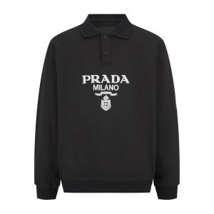 P620 PRADA 提绣POLO卫衣
面料：采用380克毛圈长纱匹棉定织
螺纹：采用2*2扁机螺纹四股纯棉纱线定制
工艺：刺绣采用提花刷绣工艺工艺需线埋底线后加工填毛工艺高温烫毛铲平定位等等一一系列复杂工艺
辅料：纽扣采用天然树胶材料原版1：1大小4眼四孔洗水商标一整套配齐
这款棉质Polo衫采用Oversize休闲版型和运动风细节柔和设计搭配罗纹针织衣领、袖口和底边撞色字母徽标彰显精致风范
Oversize版型罗纹针织领罗纹针织底边罗纹针织袖口纽扣开合提花徽标等等…………
辅料：定制1：1提绣标志
辅料：定制1：1纽扣
辅料：定制1：1洗水商标
面料：定制1：1扁机螺纹
尺码：S-M-L
颜色：黑-灰
独家专供-高仿包包