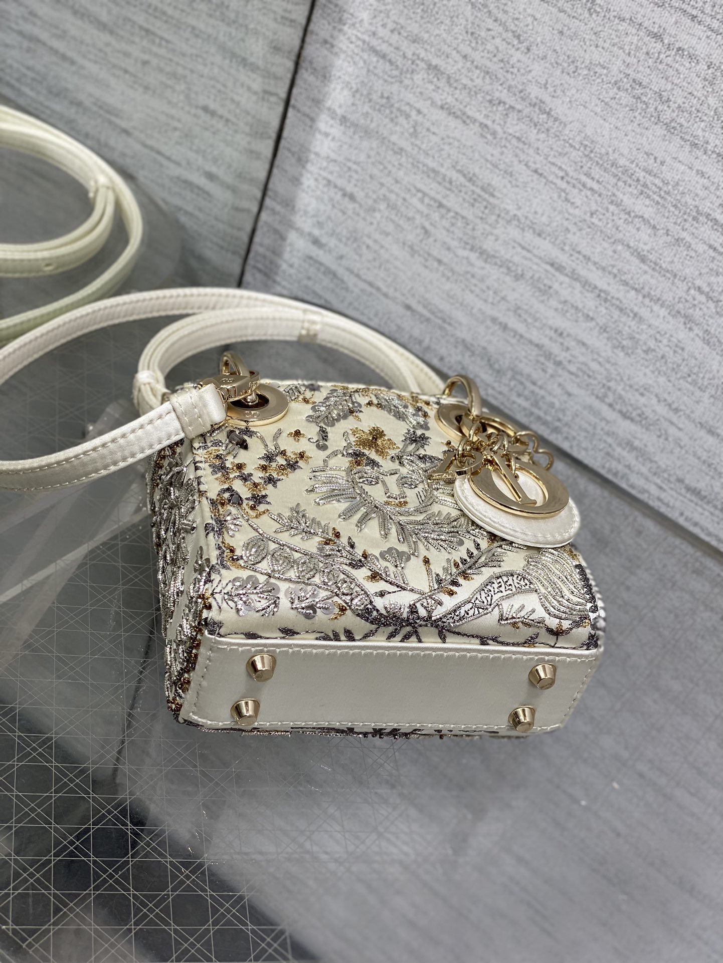 图片[7]-P2560
Lady最新限量手工珠子micro系列一只什么都装不下只能装下可爱的小包包😘皮面上的每一根线🧵每一颗珠子都是手工刺绣容量较小只能放下口红车钥匙还能当卡包🤗
size：12*10*5cm-高仿包包