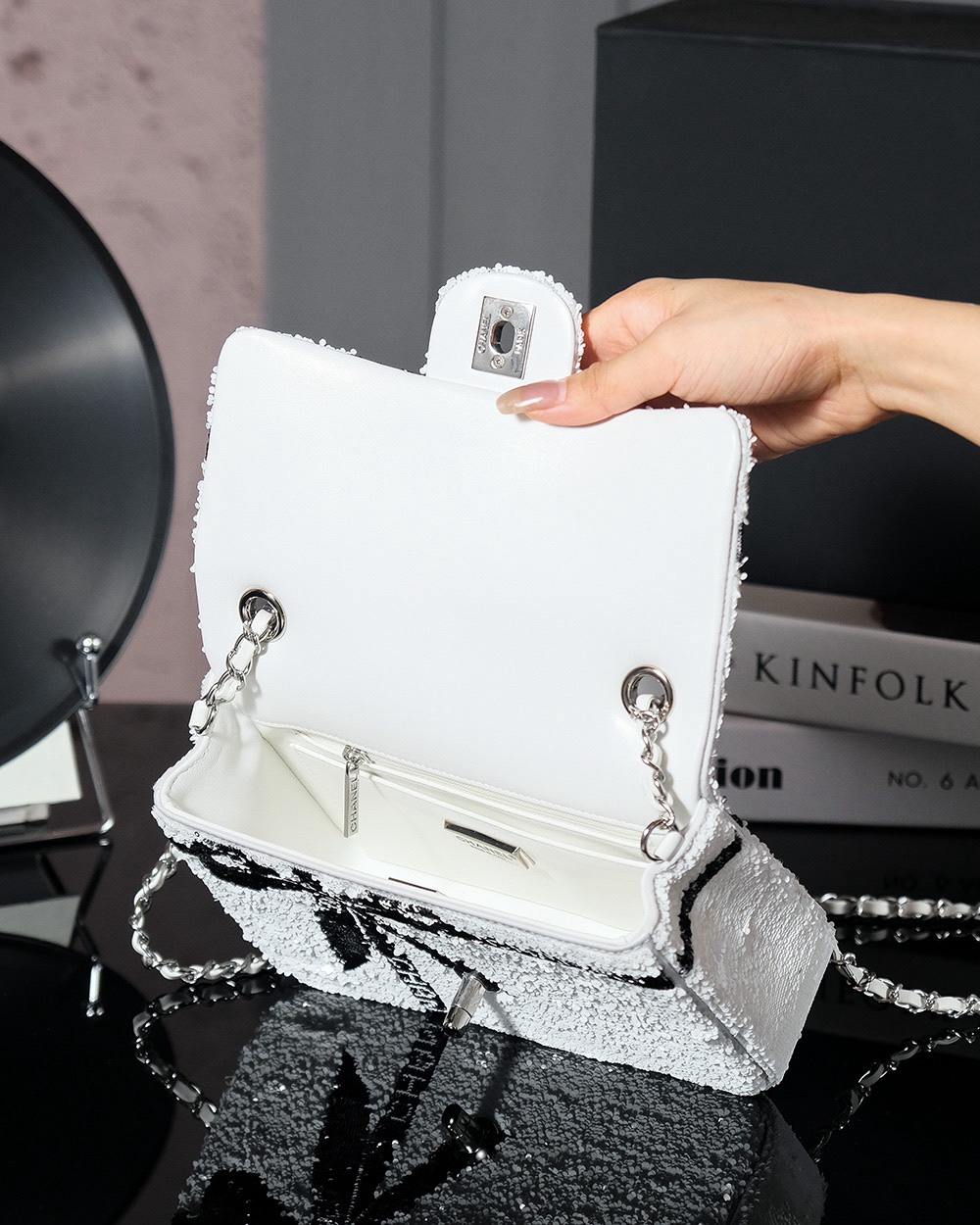 CHANEL 𝟐𝟒𝐁 Bow 🎀 Sequins cf Size: 𝟏𝟎𝐱𝟐 𝟎𝐱𝟕𝐜𝐦 (upgraded version) 24b new bow 🎀 sequin bag is here It may be a 24a good few bow elements of the baby pop-ups this season and launched a new sequins with a bow Element development coefficient of difficulty is very large with the original point to do the same black white two colors are good black and white with a sense of senior full-High imitation factory