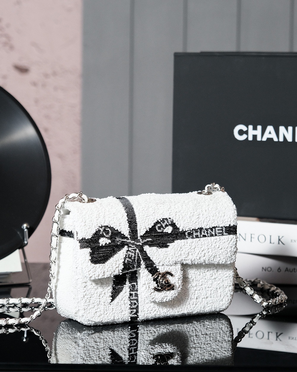 CHANEL 𝟐𝟒𝐁 Bow 🎀 Sequins cf Size: 𝟏𝟎𝐱𝟐 𝟎𝐱𝟕𝐜𝐦 (upgraded version) 24b new bow 🎀 sequin bag is here It may be a 24a good few bow elements of the baby pop-ups this season and launched a new sequins with a bow Element development coefficient of difficulty is very large with the original point to do the same black white two colors are good black and white with a sense of senior full-High imitation factory