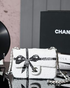 CHANEL 𝟐𝟒𝐁 蝴蝶结🎀亮片cf
尺寸：𝟏𝟎𝐱𝟐𝟎𝐱𝟕𝐜𝐦  （升级版）
24b新款蝴蝶结🎀亮片包来了 
可能是24a好几款蝴蝶结元素的宝宝爆款
这季又推出新款的亮片带蝴蝶结元素
开发难度系数很大 与原版的点位做到一致
黑色白色两个颜色都好看 黑白搭配 高级感满满-高仿包包