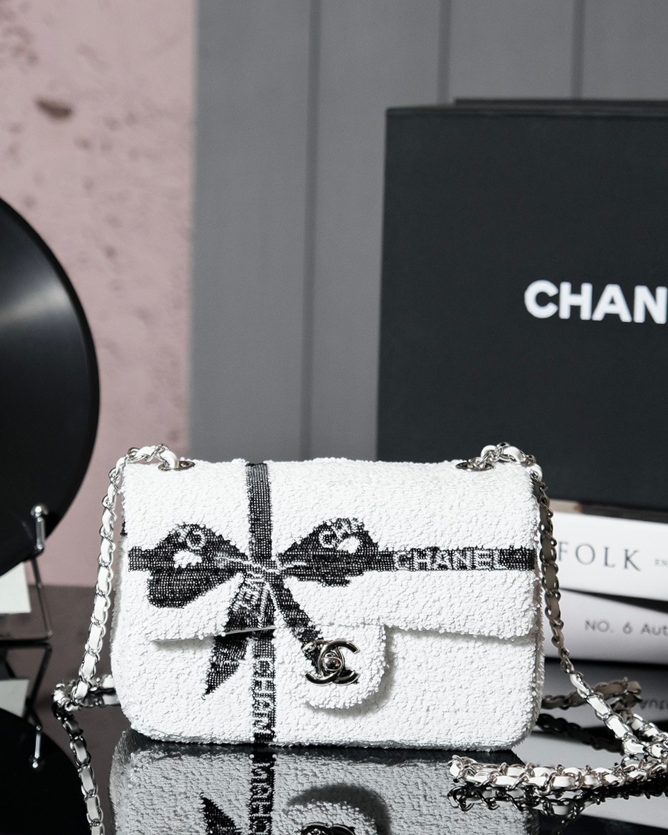 CHANEL 𝟐𝟒𝐁 Bow 🎀 Sequins cf Size: 𝟏𝟎𝐱𝟐 𝟎𝐱𝟕𝐜𝐦 (upgraded version) 24b new bow 🎀 sequin bag is here It may be a 24a good few bow elements of the baby pop-ups this season and launched a new sequins with a bow Element development coefficient of difficulty is very large with the original point to do the same black white two colors are good black and white with a sense of senior full-High imitation factory