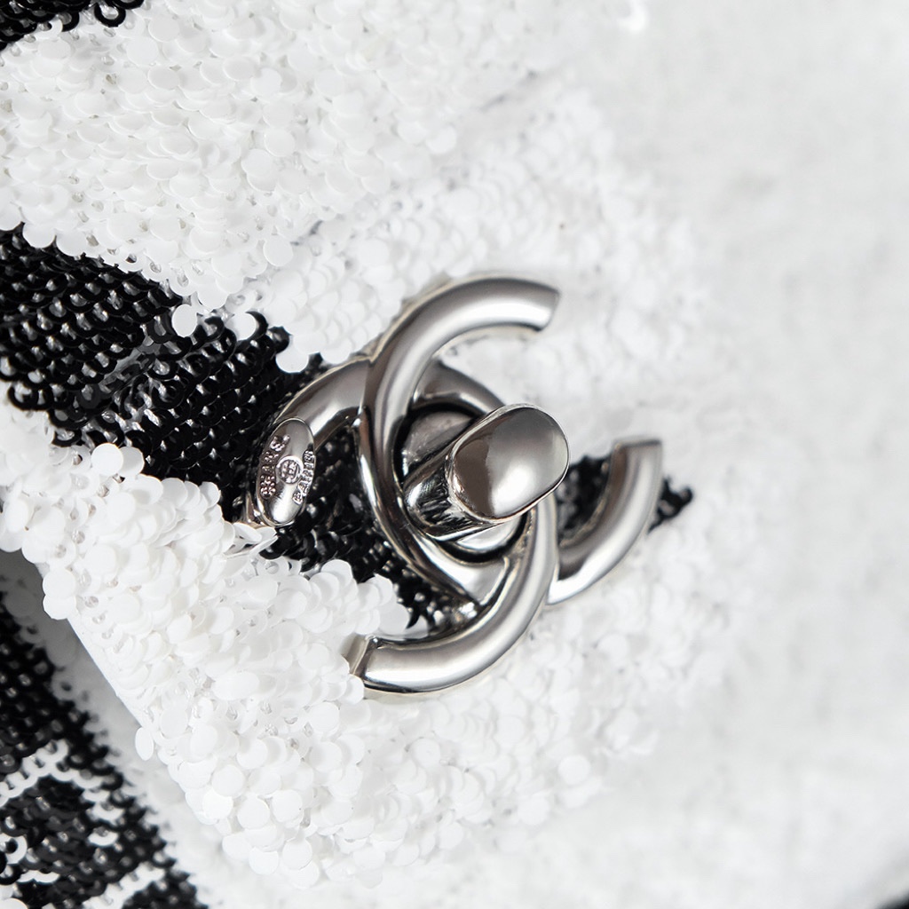 CHANEL 𝟐𝟒𝐁 Bow 🎀 Sequins cf Size: 𝟏𝟎𝐱𝟐 𝟎𝐱𝟕𝐜𝐦 (upgraded version) 24b new bow 🎀 sequin bag is here It may be a 24a good few bow elements of the baby pop-ups this season and launched a new sequins with a bow Element development coefficient of difficulty is very large with the original point to do the same black white two colors are good black and white with a sense of senior full-High imitation factory