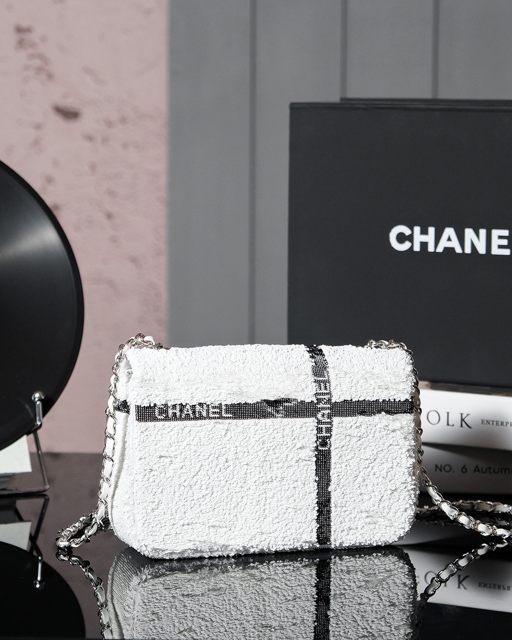 CHANEL 𝟐𝟒𝐁 Bow 🎀 Sequins cf Size: 𝟏𝟎𝐱𝟐 𝟎𝐱𝟕𝐜𝐦 (upgraded version) 24b new bow 🎀 sequin bag is here It may be a 24a good few bow elements of the baby pop-ups this season and launched a new sequins with a bow Element development coefficient of difficulty is very large with the original point to do the same black white two colors are good black and white with a sense of senior full-High imitation factory